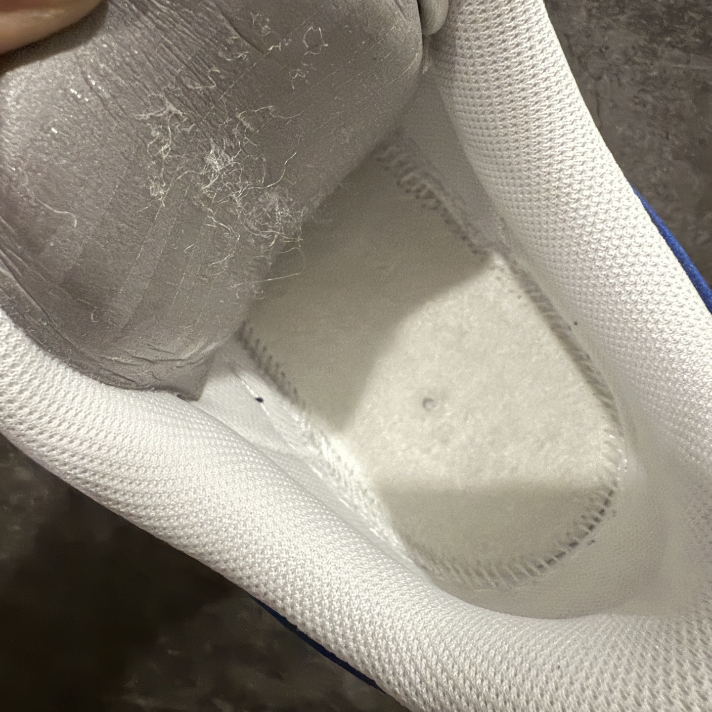 图片[8]-【Max原厂皮版】Nike Air Force 1 Low \”White/RoyalBlue\” 空军AF1 车缝线 白蓝 HQ2037-100 •市场最高品质 •原厂皮 纹理皮质原鞋保持一致 •正确拉帮线颜色与原鞋一致 •正确鞋垫RB材质 高弹性 •原厂电绣工艺 刺绣立体感饱满度一致 •原厂鞋舌织唛标 同步原鞋 •正确鞋盒外标 字体立体感 带芯片 •正确高频深度 •正确针车缝隙 尺码：35.5 36 36.5 37 37.5 38 38.5 39 40 40.5 41 42 42.5 43 44 44.5 45 46 46.5 47.5-选品中心