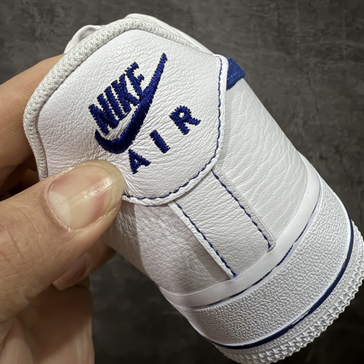 图片[2]-【Max原厂皮版】Nike Air Force 1 Low \”White/RoyalBlue\” 空军AF1 车缝线 白蓝 HQ2037-100 •市场最高品质 •原厂皮 纹理皮质原鞋保持一致 •正确拉帮线颜色与原鞋一致 •正确鞋垫RB材质 高弹性 •原厂电绣工艺 刺绣立体感饱满度一致 •原厂鞋舌织唛标 同步原鞋 •正确鞋盒外标 字体立体感 带芯片 •正确高频深度 •正确针车缝隙 尺码：35.5 36 36.5 37 37.5 38 38.5 39 40 40.5 41 42 42.5 43 44 44.5 45 46 46.5 47.5-选品中心