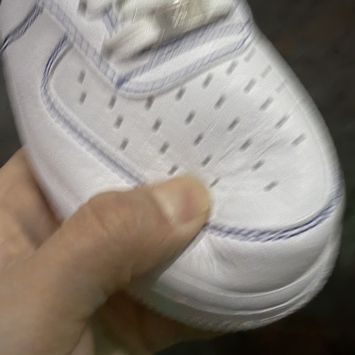 图片[5]-【Max原厂皮版】Nike Air Force 1 Low \”White/RoyalBlue\” 空军AF1 车缝线 白蓝 HQ2037-100 •市场最高品质 •原厂皮 纹理皮质原鞋保持一致 •正确拉帮线颜色与原鞋一致 •正确鞋垫RB材质 高弹性 •原厂电绣工艺 刺绣立体感饱满度一致 •原厂鞋舌织唛标 同步原鞋 •正确鞋盒外标 字体立体感 带芯片 •正确高频深度 •正确针车缝隙 尺码：35.5 36 36.5 37 37.5 38 38.5 39 40 40.5 41 42 42.5 43 44 44.5 45 46 46.5 47.5-选品中心