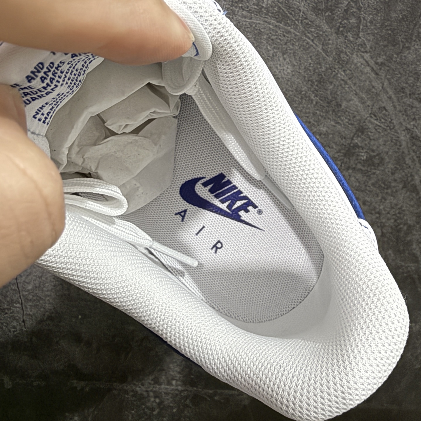 图片[7]-【Max原厂皮版】Nike Air Force 1 Low \”White/RoyalBlue\” 空军AF1 车缝线 白蓝 HQ2037-100 •市场最高品质 •原厂皮 纹理皮质原鞋保持一致 •正确拉帮线颜色与原鞋一致 •正确鞋垫RB材质 高弹性 •原厂电绣工艺 刺绣立体感饱满度一致 •原厂鞋舌织唛标 同步原鞋 •正确鞋盒外标 字体立体感 带芯片 •正确高频深度 •正确针车缝隙 尺码：35.5 36 36.5 37 37.5 38 38.5 39 40 40.5 41 42 42.5 43 44 44.5 45 46 46.5 47.5-选品中心