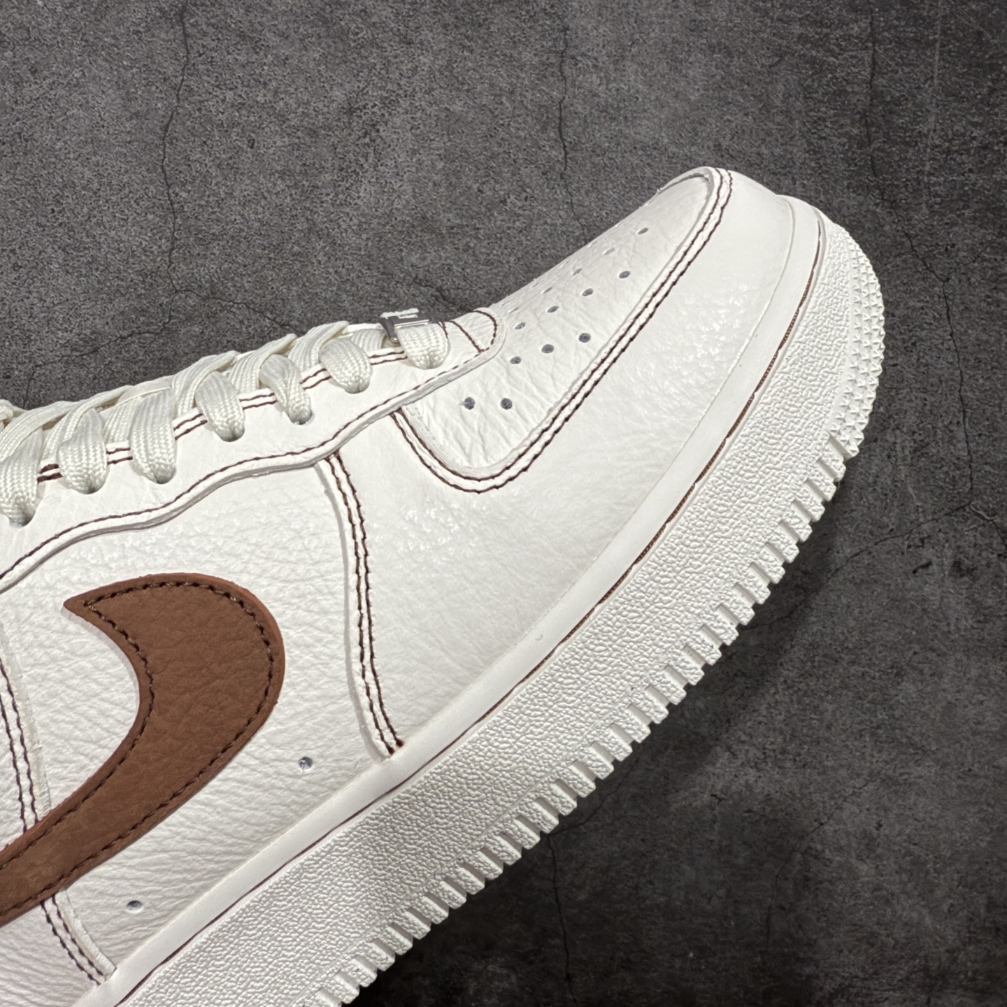 图片[6]-【Max原厂皮版】Nike Air Force 1 Low \”White/RoyalBlue\” 空军AF1 车缝线 米白棕 HQ2037-101 •市场最高品质 •原厂皮 纹理皮质原鞋保持一致 •正确拉帮线颜色与原鞋一致 •正确鞋垫RB材质 高弹性 •原厂电绣工艺 刺绣立体感饱满度一致 •原厂鞋舌织唛标 同步原鞋 •正确鞋盒外标 字体立体感 带芯片 •正确高频深度 •正确针车缝隙 尺码：35.5 36 36.5 37 37.5 38 38.5 39 40 40.5 41 42 42.5 43 44 44.5 45 46 46.5 47.5-选品中心