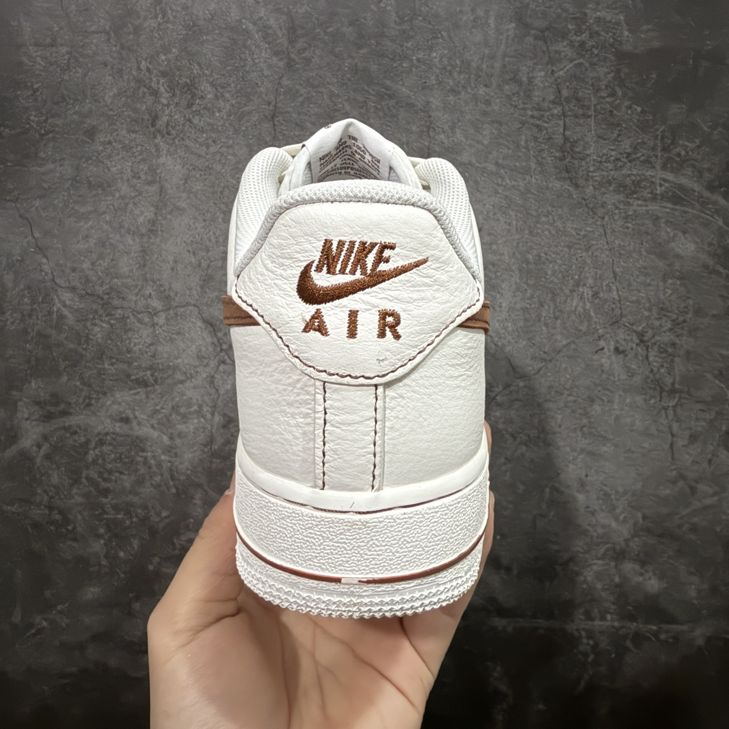 图片[4]-【Max原厂皮版】Nike Air Force 1 Low \”White/RoyalBlue\” 空军AF1 车缝线 米白棕 HQ2037-101 •市场最高品质 •原厂皮 纹理皮质原鞋保持一致 •正确拉帮线颜色与原鞋一致 •正确鞋垫RB材质 高弹性 •原厂电绣工艺 刺绣立体感饱满度一致 •原厂鞋舌织唛标 同步原鞋 •正确鞋盒外标 字体立体感 带芯片 •正确高频深度 •正确针车缝隙 尺码：35.5 36 36.5 37 37.5 38 38.5 39 40 40.5 41 42 42.5 43 44 44.5 45 46 46.5 47.5-选品中心