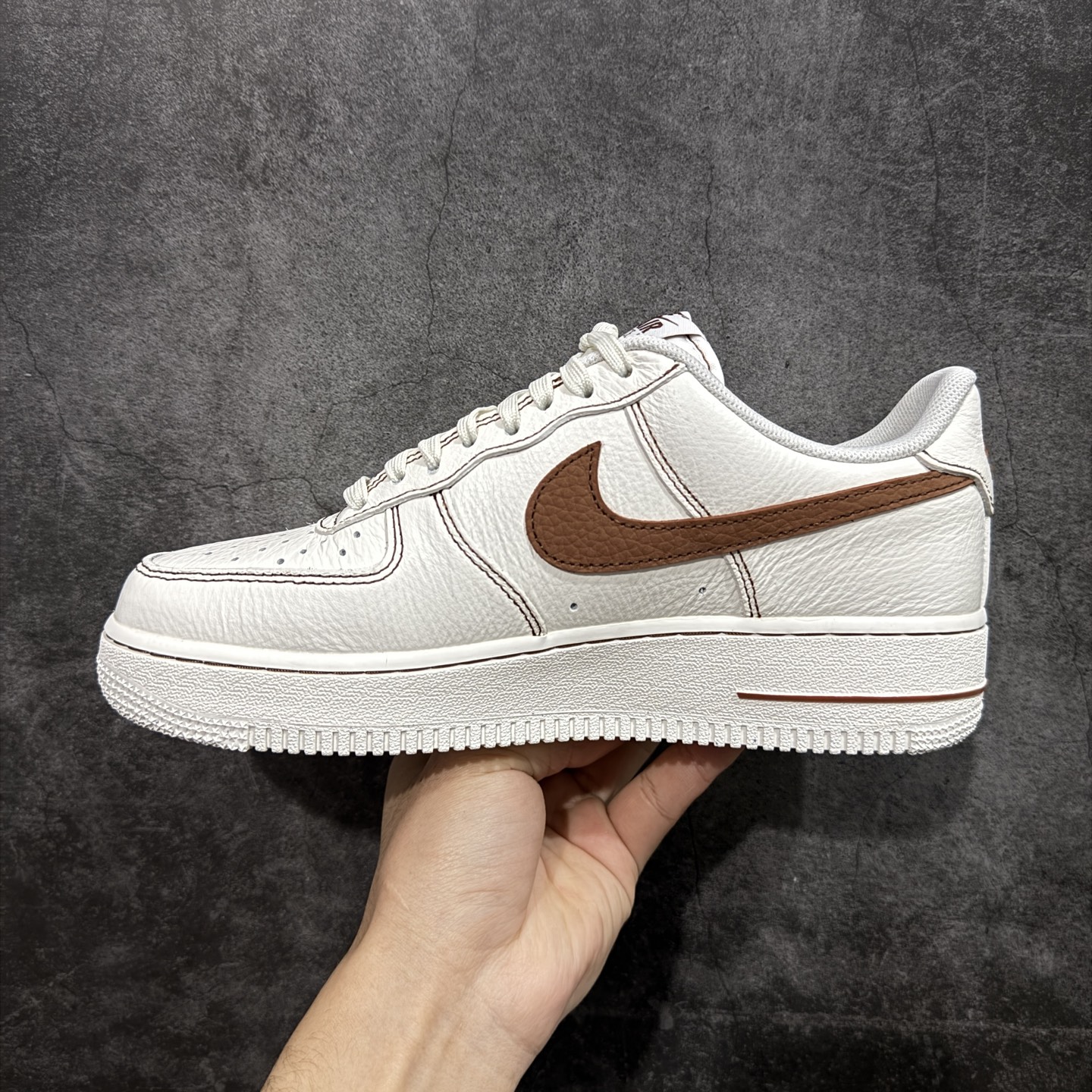图片[2]-【Max原厂皮版】Nike Air Force 1 Low \”White/RoyalBlue\” 空军AF1 车缝线 米白棕 HQ2037-101 •市场最高品质 •原厂皮 纹理皮质原鞋保持一致 •正确拉帮线颜色与原鞋一致 •正确鞋垫RB材质 高弹性 •原厂电绣工艺 刺绣立体感饱满度一致 •原厂鞋舌织唛标 同步原鞋 •正确鞋盒外标 字体立体感 带芯片 •正确高频深度 •正确针车缝隙 尺码：35.5 36 36.5 37 37.5 38 38.5 39 40 40.5 41 42 42.5 43 44 44.5 45 46 46.5 47.5-选品中心