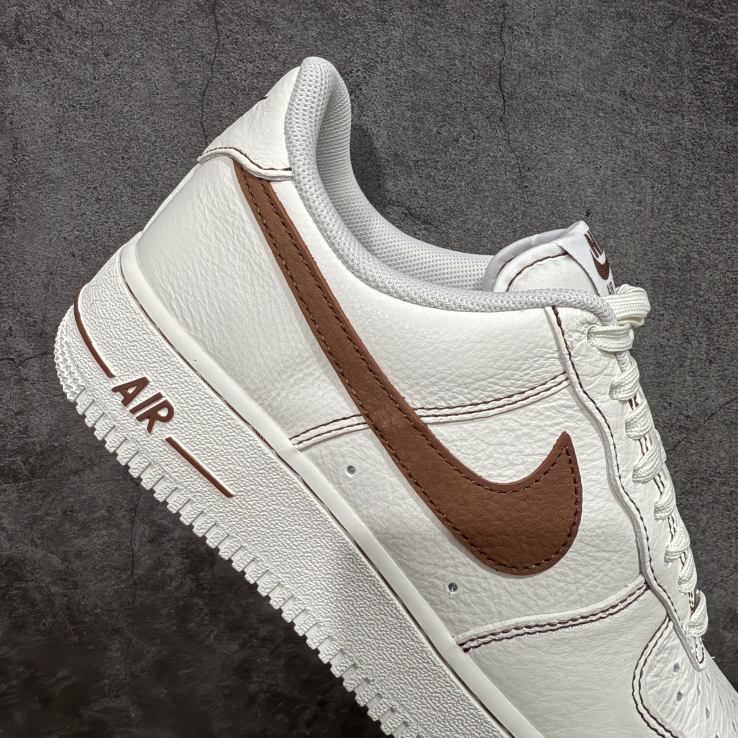 图片[7]-【Max原厂皮版】Nike Air Force 1 Low \”White/RoyalBlue\” 空军AF1 车缝线 米白棕 HQ2037-101 •市场最高品质 •原厂皮 纹理皮质原鞋保持一致 •正确拉帮线颜色与原鞋一致 •正确鞋垫RB材质 高弹性 •原厂电绣工艺 刺绣立体感饱满度一致 •原厂鞋舌织唛标 同步原鞋 •正确鞋盒外标 字体立体感 带芯片 •正确高频深度 •正确针车缝隙 尺码：35.5 36 36.5 37 37.5 38 38.5 39 40 40.5 41 42 42.5 43 44 44.5 45 46 46.5 47.5-选品中心