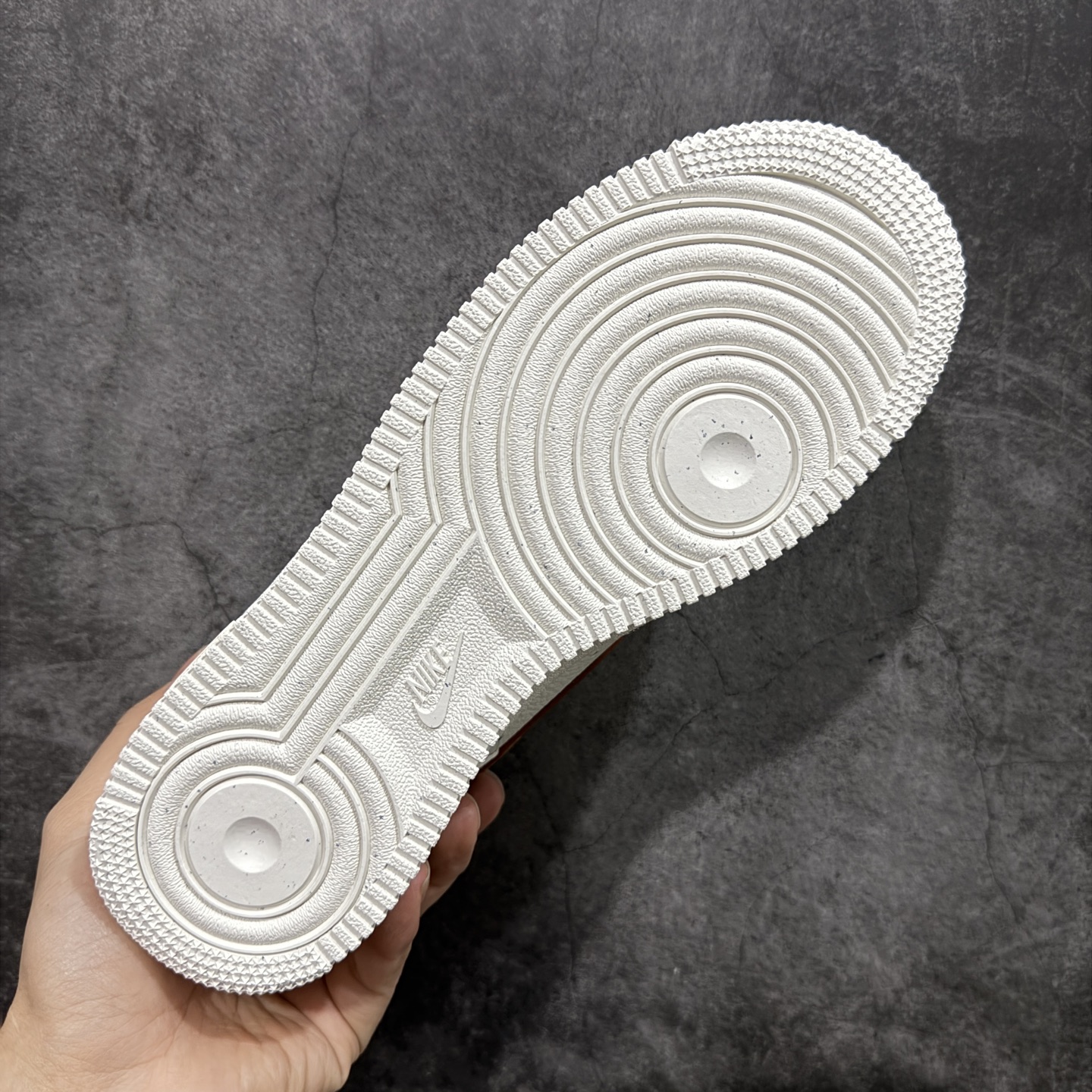 图片[9]-【Max原厂皮版】Nike Air Force 1 Low \”White/RoyalBlue\” 空军AF1 车缝线 米白棕 HQ2037-101 •市场最高品质 •原厂皮 纹理皮质原鞋保持一致 •正确拉帮线颜色与原鞋一致 •正确鞋垫RB材质 高弹性 •原厂电绣工艺 刺绣立体感饱满度一致 •原厂鞋舌织唛标 同步原鞋 •正确鞋盒外标 字体立体感 带芯片 •正确高频深度 •正确针车缝隙 尺码：35.5 36 36.5 37 37.5 38 38.5 39 40 40.5 41 42 42.5 43 44 44.5 45 46 46.5 47.5-选品中心