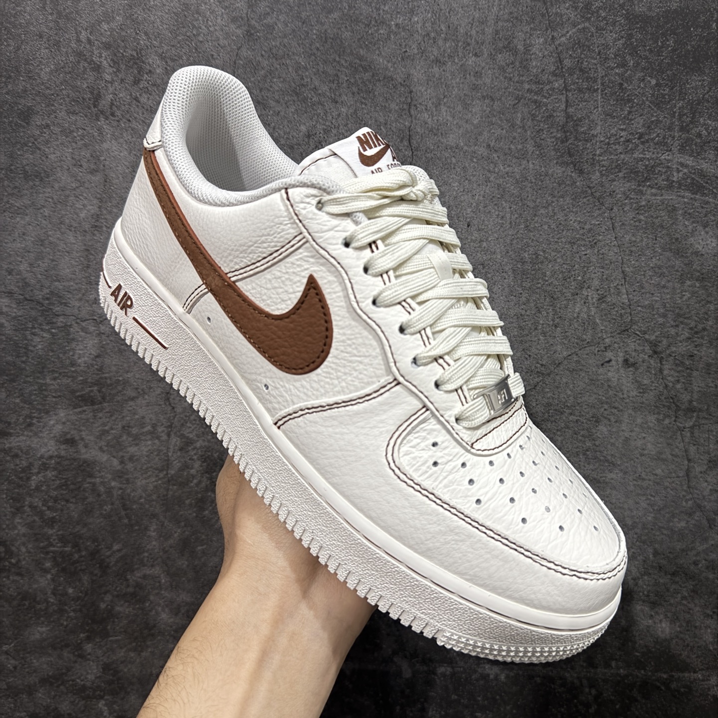图片[3]-【Max原厂皮版】Nike Air Force 1 Low \”White/RoyalBlue\” 空军AF1 车缝线 米白棕 HQ2037-101 •市场最高品质 •原厂皮 纹理皮质原鞋保持一致 •正确拉帮线颜色与原鞋一致 •正确鞋垫RB材质 高弹性 •原厂电绣工艺 刺绣立体感饱满度一致 •原厂鞋舌织唛标 同步原鞋 •正确鞋盒外标 字体立体感 带芯片 •正确高频深度 •正确针车缝隙 尺码：35.5 36 36.5 37 37.5 38 38.5 39 40 40.5 41 42 42.5 43 44 44.5 45 46 46.5 47.5-选品中心