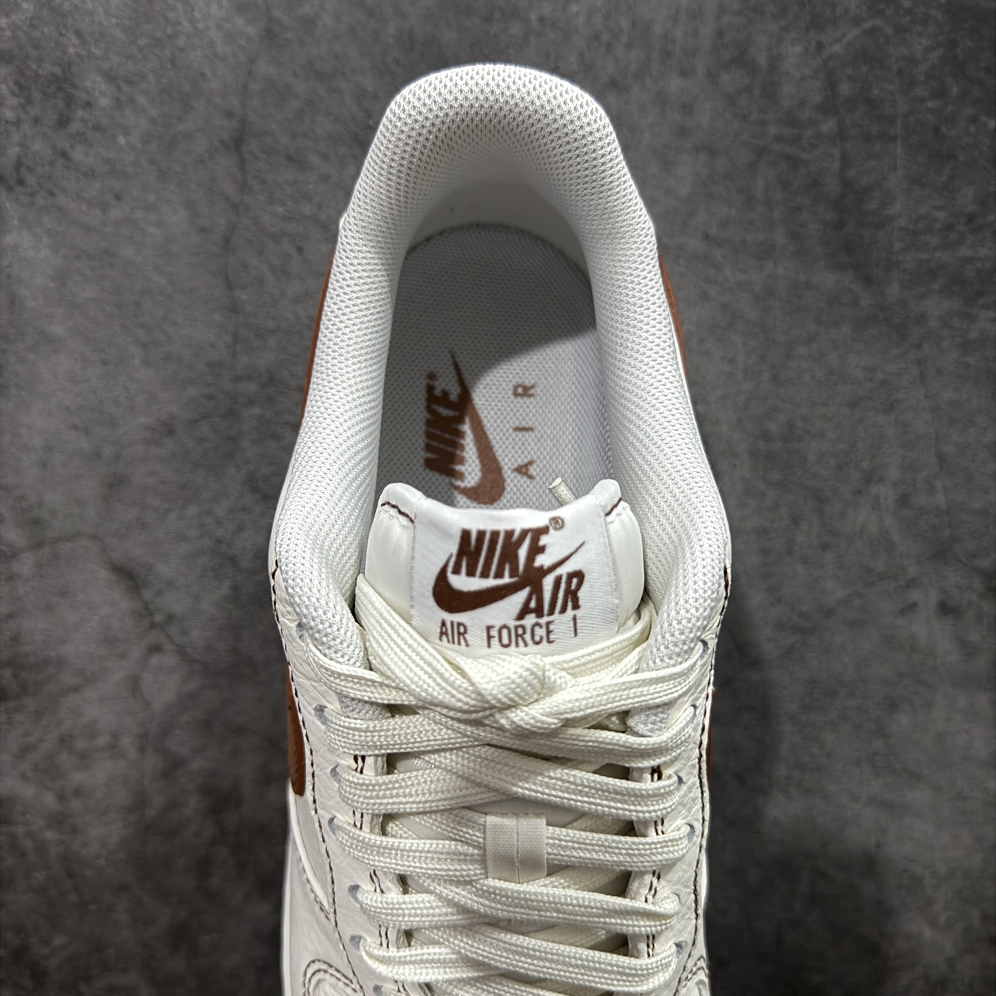 图片[8]-【Max原厂皮版】Nike Air Force 1 Low \”White/RoyalBlue\” 空军AF1 车缝线 米白棕 HQ2037-101 •市场最高品质 •原厂皮 纹理皮质原鞋保持一致 •正确拉帮线颜色与原鞋一致 •正确鞋垫RB材质 高弹性 •原厂电绣工艺 刺绣立体感饱满度一致 •原厂鞋舌织唛标 同步原鞋 •正确鞋盒外标 字体立体感 带芯片 •正确高频深度 •正确针车缝隙 尺码：35.5 36 36.5 37 37.5 38 38.5 39 40 40.5 41 42 42.5 43 44 44.5 45 46 46.5 47.5-选品中心