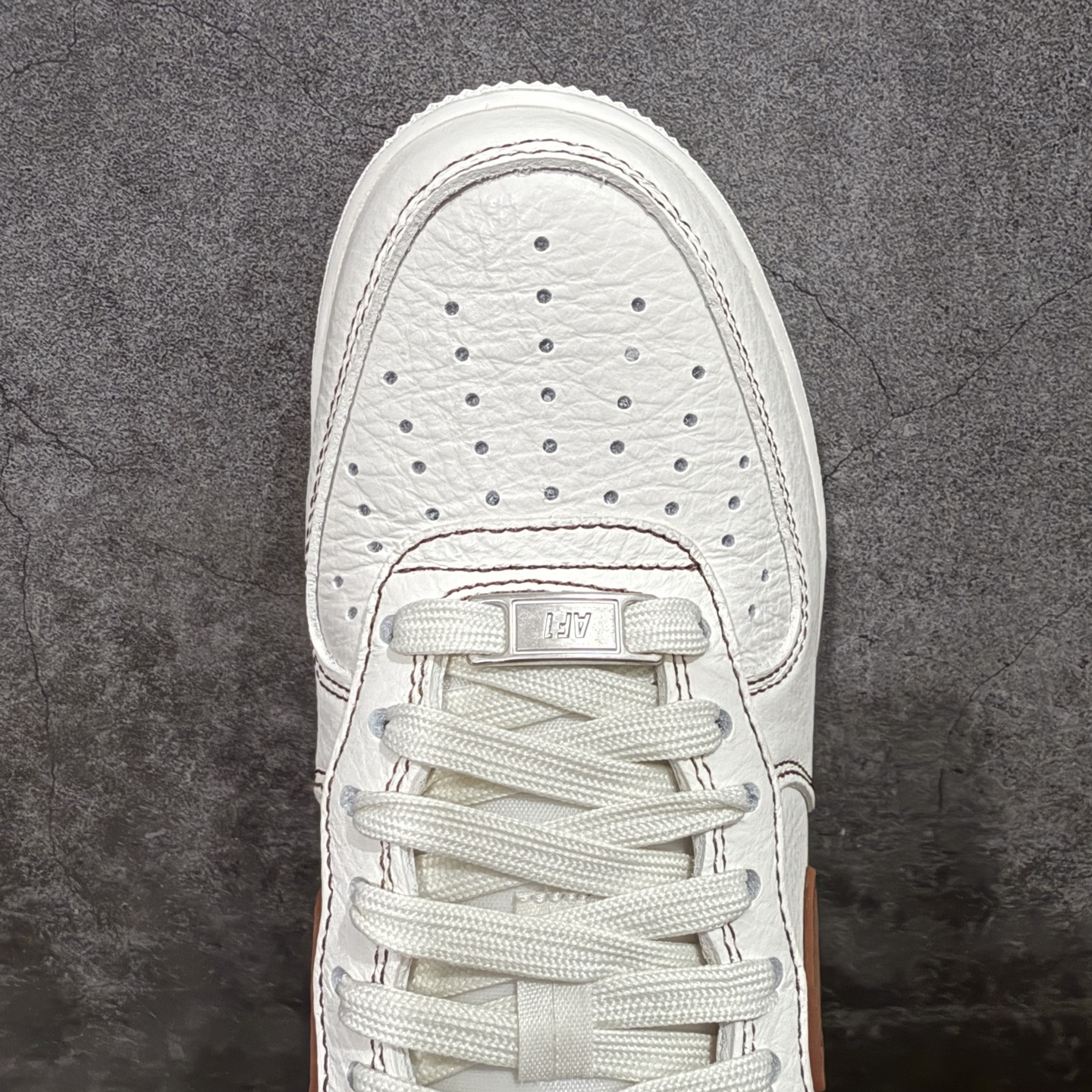 图片[5]-【Max原厂皮版】Nike Air Force 1 Low \”White/RoyalBlue\” 空军AF1 车缝线 米白棕 HQ2037-101 •市场最高品质 •原厂皮 纹理皮质原鞋保持一致 •正确拉帮线颜色与原鞋一致 •正确鞋垫RB材质 高弹性 •原厂电绣工艺 刺绣立体感饱满度一致 •原厂鞋舌织唛标 同步原鞋 •正确鞋盒外标 字体立体感 带芯片 •正确高频深度 •正确针车缝隙 尺码：35.5 36 36.5 37 37.5 38 38.5 39 40 40.5 41 42 42.5 43 44 44.5 45 46 46.5 47.5-选品中心