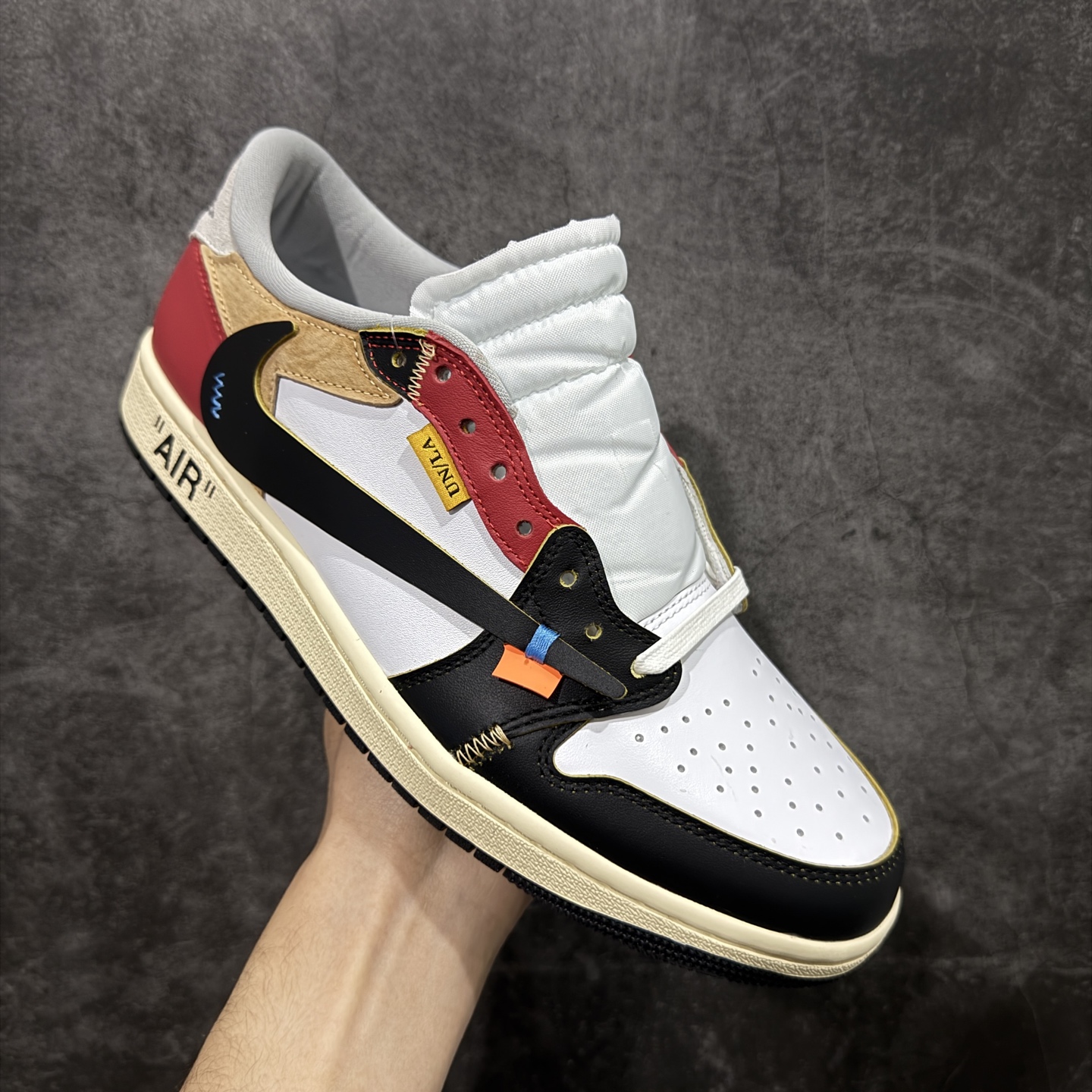 图片[3]-【原厂版】Off White x Union x Air Jordan 1 x Travis Scott AJ1 x TS联名倒钩低帮 XZ6868-005 超级强悍品质 可对比市场各大纯原版本 专业aj大厂出品 对细节的把控毋庸置疑 材料也是用最接近原鞋的头层皮料 所有地方都没有做到减配 原厂鞋楦打造完美鞋型 整体鞋型以及后跟做的弧度做的非常好 鞋带为原厂打蜡鞋带 粗细程度同步原鞋 裁片清洁度到位 无明显瑕疵毛边 免修产品 正确针车 该重针 该有尖角的地方都有做到 鞋价格非常香 转手可闭眼卖高价 到手各位就知道货有多好 绝对秒杀一切同价格货品 尺码：40-47.5-选品中心