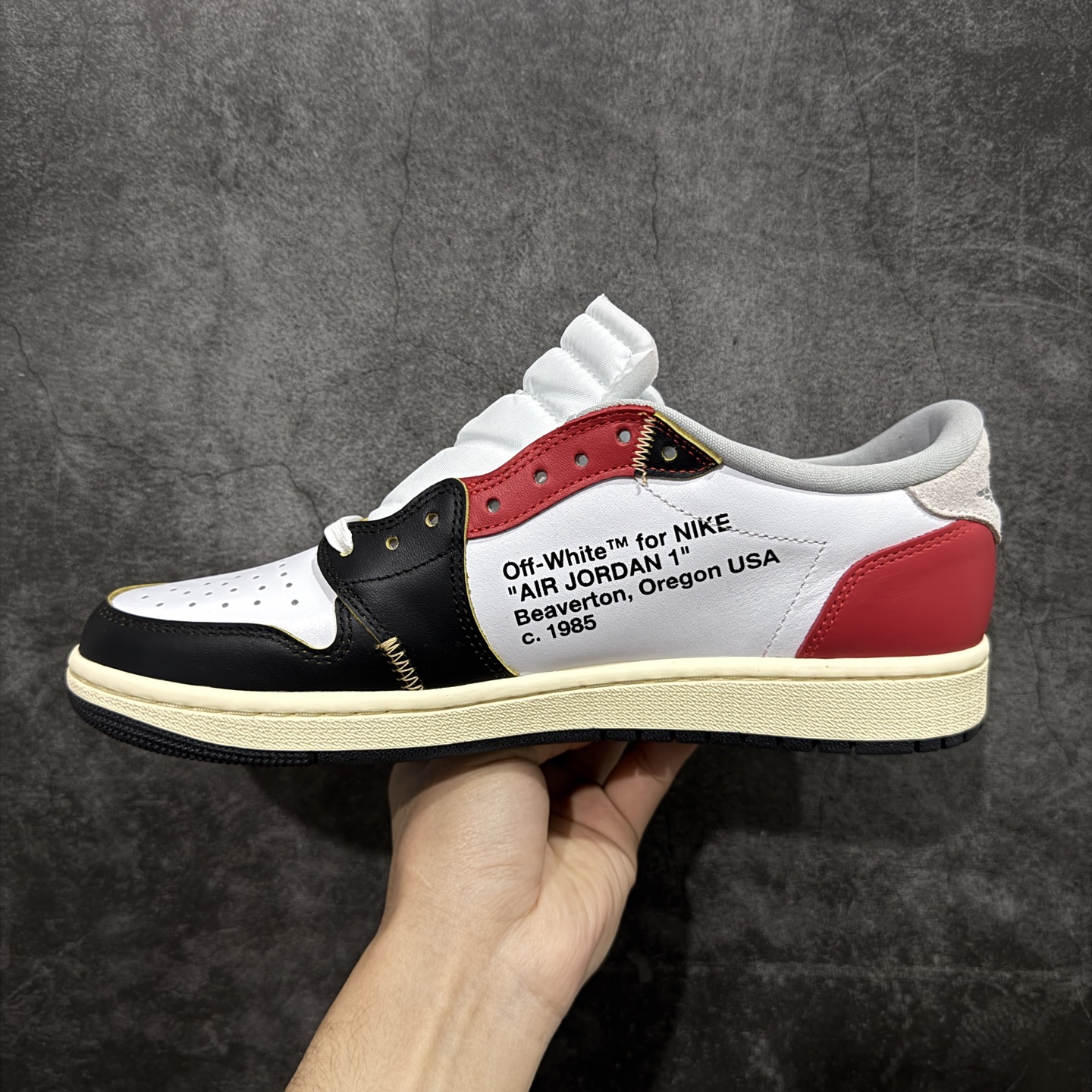 图片[2]-【原厂版】Off White x Union x Air Jordan 1 x Travis Scott AJ1 x TS联名倒钩低帮 XZ6868-005 超级强悍品质 可对比市场各大纯原版本 专业aj大厂出品 对细节的把控毋庸置疑 材料也是用最接近原鞋的头层皮料 所有地方都没有做到减配 原厂鞋楦打造完美鞋型 整体鞋型以及后跟做的弧度做的非常好 鞋带为原厂打蜡鞋带 粗细程度同步原鞋 裁片清洁度到位 无明显瑕疵毛边 免修产品 正确针车 该重针 该有尖角的地方都有做到 鞋价格非常香 转手可闭眼卖高价 到手各位就知道货有多好 绝对秒杀一切同价格货品 尺码：40-47.5-选品中心