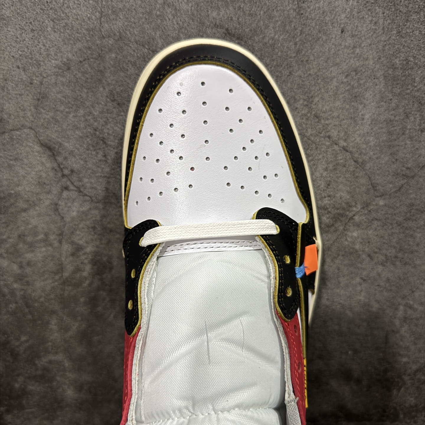 图片[5]-【原厂版】Off White x Union x Air Jordan 1 x Travis Scott AJ1 x TS联名倒钩低帮 XZ6868-005 超级强悍品质 可对比市场各大纯原版本 专业aj大厂出品 对细节的把控毋庸置疑 材料也是用最接近原鞋的头层皮料 所有地方都没有做到减配 原厂鞋楦打造完美鞋型 整体鞋型以及后跟做的弧度做的非常好 鞋带为原厂打蜡鞋带 粗细程度同步原鞋 裁片清洁度到位 无明显瑕疵毛边 免修产品 正确针车 该重针 该有尖角的地方都有做到 鞋价格非常香 转手可闭眼卖高价 到手各位就知道货有多好 绝对秒杀一切同价格货品 尺码：40-47.5-选品中心