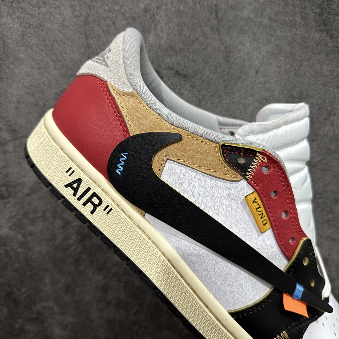 图片[7]-【原厂版】Off White x Union x Air Jordan 1 x Travis Scott AJ1 x TS联名倒钩低帮 XZ6868-005 超级强悍品质 可对比市场各大纯原版本 专业aj大厂出品 对细节的把控毋庸置疑 材料也是用最接近原鞋的头层皮料 所有地方都没有做到减配 原厂鞋楦打造完美鞋型 整体鞋型以及后跟做的弧度做的非常好 鞋带为原厂打蜡鞋带 粗细程度同步原鞋 裁片清洁度到位 无明显瑕疵毛边 免修产品 正确针车 该重针 该有尖角的地方都有做到 鞋价格非常香 转手可闭眼卖高价 到手各位就知道货有多好 绝对秒杀一切同价格货品 尺码：40-47.5-选品中心