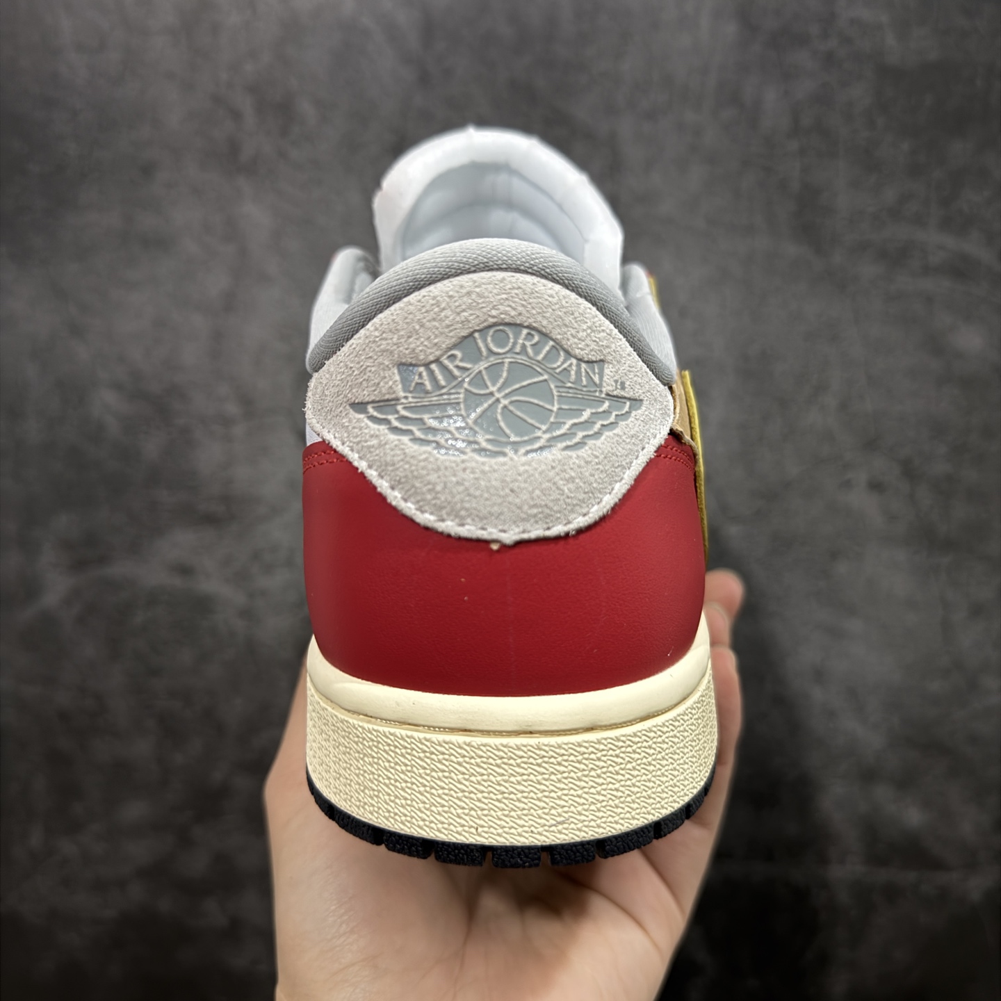 图片[4]-【原厂版】Off White x Union x Air Jordan 1 x Travis Scott AJ1 x TS联名倒钩低帮 XZ6868-005 超级强悍品质 可对比市场各大纯原版本 专业aj大厂出品 对细节的把控毋庸置疑 材料也是用最接近原鞋的头层皮料 所有地方都没有做到减配 原厂鞋楦打造完美鞋型 整体鞋型以及后跟做的弧度做的非常好 鞋带为原厂打蜡鞋带 粗细程度同步原鞋 裁片清洁度到位 无明显瑕疵毛边 免修产品 正确针车 该重针 该有尖角的地方都有做到 鞋价格非常香 转手可闭眼卖高价 到手各位就知道货有多好 绝对秒杀一切同价格货品 尺码：40-47.5-选品中心