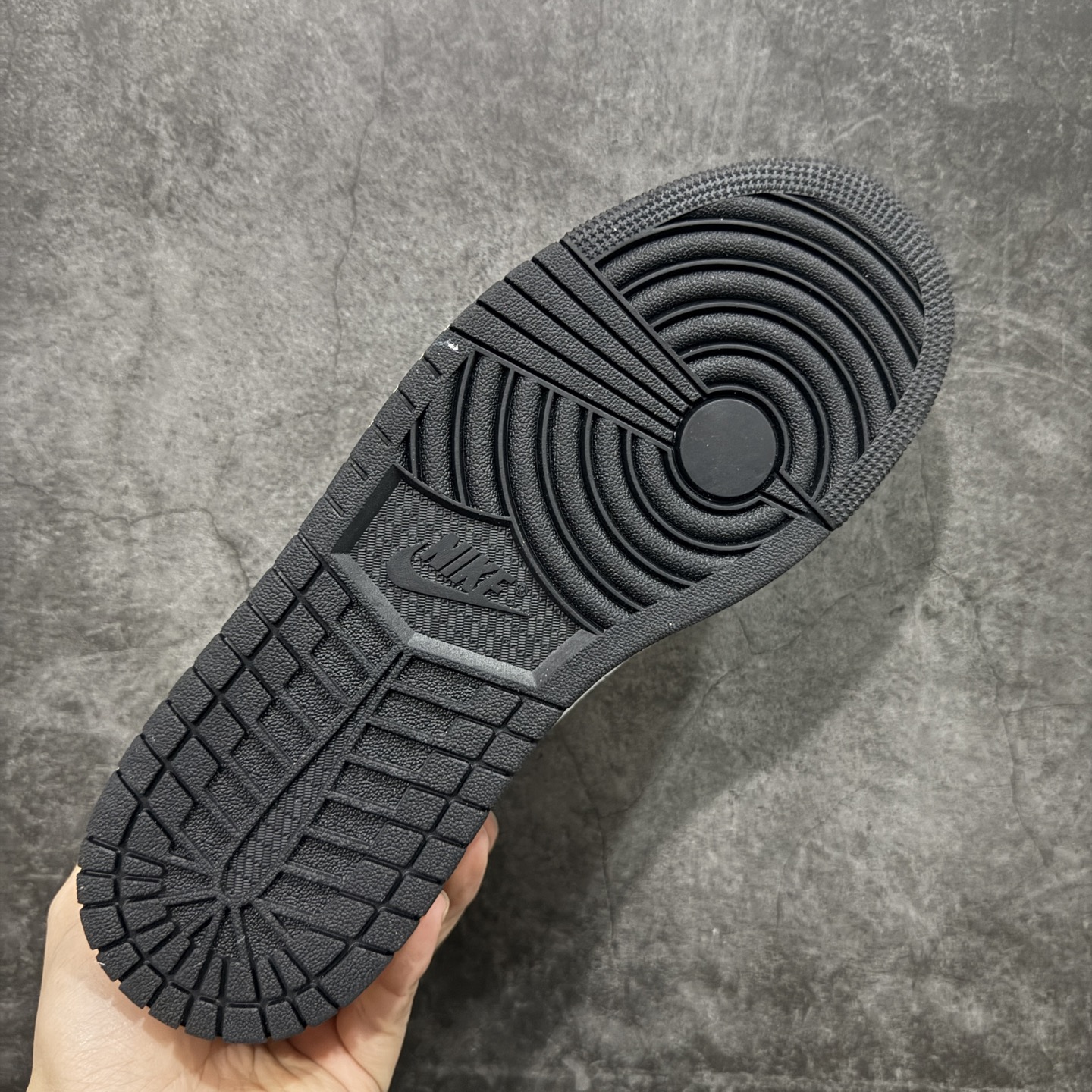 图片[9]-【原厂版】Off White x Union x Air Jordan 1 x Travis Scott AJ1 x TS联名倒钩低帮 XZ6868-005 超级强悍品质 可对比市场各大纯原版本 专业aj大厂出品 对细节的把控毋庸置疑 材料也是用最接近原鞋的头层皮料 所有地方都没有做到减配 原厂鞋楦打造完美鞋型 整体鞋型以及后跟做的弧度做的非常好 鞋带为原厂打蜡鞋带 粗细程度同步原鞋 裁片清洁度到位 无明显瑕疵毛边 免修产品 正确针车 该重针 该有尖角的地方都有做到 鞋价格非常香 转手可闭眼卖高价 到手各位就知道货有多好 绝对秒杀一切同价格货品 尺码：40-47.5-选品中心