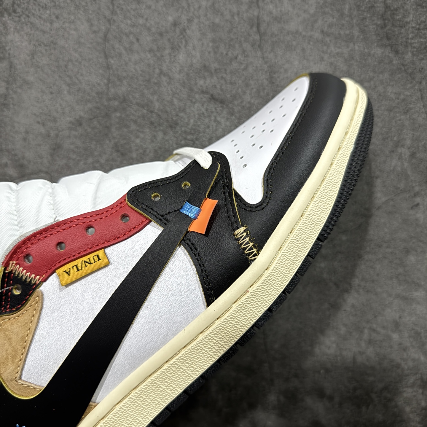 图片[6]-【原厂版】Off White x Union x Air Jordan 1 x Travis Scott AJ1 x TS联名倒钩低帮 XZ6868-005 超级强悍品质 可对比市场各大纯原版本 专业aj大厂出品 对细节的把控毋庸置疑 材料也是用最接近原鞋的头层皮料 所有地方都没有做到减配 原厂鞋楦打造完美鞋型 整体鞋型以及后跟做的弧度做的非常好 鞋带为原厂打蜡鞋带 粗细程度同步原鞋 裁片清洁度到位 无明显瑕疵毛边 免修产品 正确针车 该重针 该有尖角的地方都有做到 鞋价格非常香 转手可闭眼卖高价 到手各位就知道货有多好 绝对秒杀一切同价格货品 尺码：40-47.5-选品中心