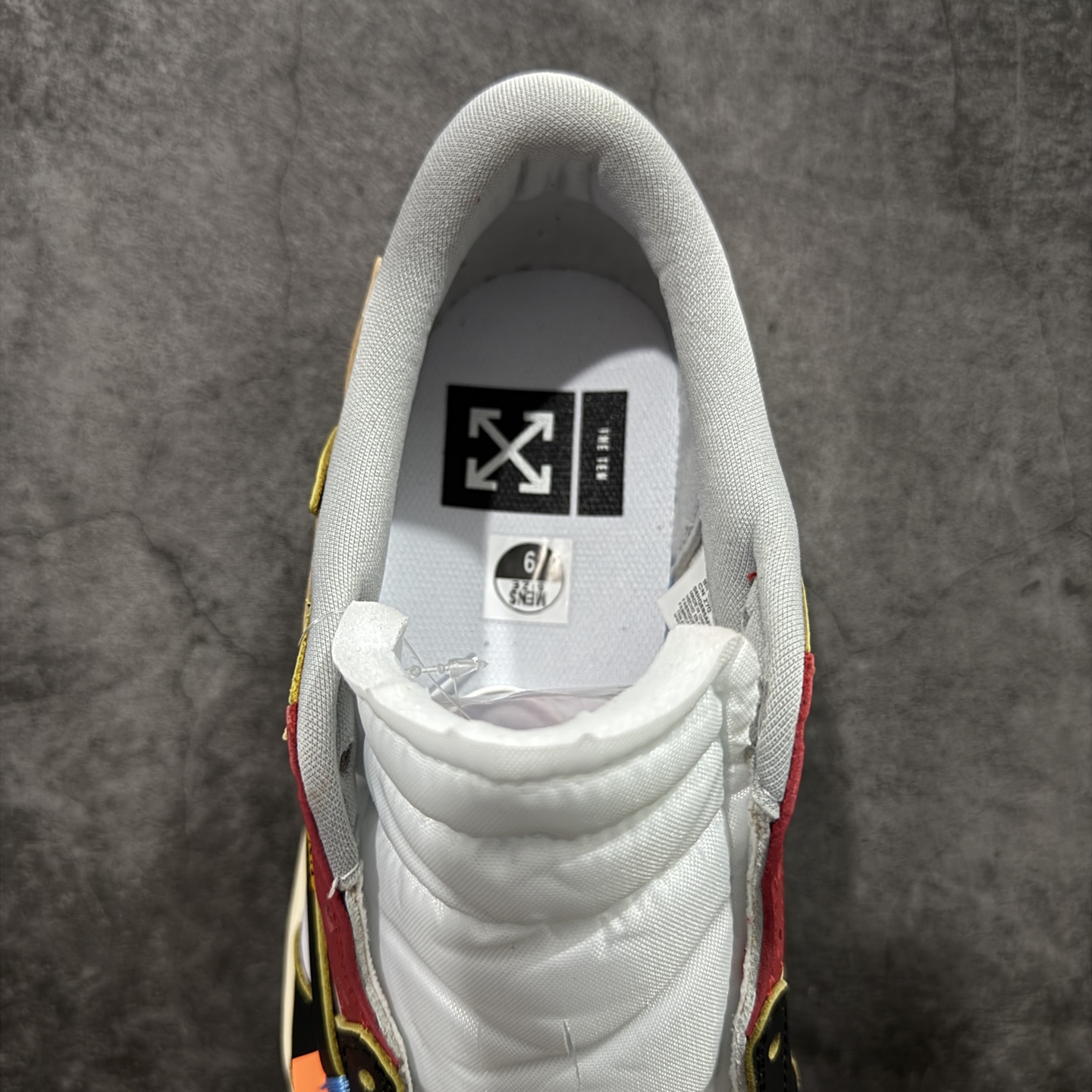 图片[8]-【原厂版】Off White x Union x Air Jordan 1 x Travis Scott AJ1 x TS联名倒钩低帮 XZ6868-005 超级强悍品质 可对比市场各大纯原版本 专业aj大厂出品 对细节的把控毋庸置疑 材料也是用最接近原鞋的头层皮料 所有地方都没有做到减配 原厂鞋楦打造完美鞋型 整体鞋型以及后跟做的弧度做的非常好 鞋带为原厂打蜡鞋带 粗细程度同步原鞋 裁片清洁度到位 无明显瑕疵毛边 免修产品 正确针车 该重针 该有尖角的地方都有做到 鞋价格非常香 转手可闭眼卖高价 到手各位就知道货有多好 绝对秒杀一切同价格货品 尺码：40-47.5-选品中心