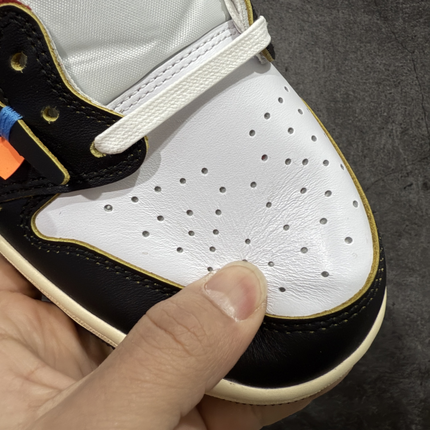 图片[5]-【原厂版】Off White x Union x Air Jordan 1 x Travis Scott AJ1 x TS联名倒钩低帮 XZ6868-005 超级强悍品质 可对比市场各大纯原版本 专业aj大厂出品 对细节的把控毋庸置疑 材料也是用最接近原鞋的头层皮料 所有地方都没有做到减配 原厂鞋楦打造完美鞋型 整体鞋型以及后跟做的弧度做的非常好 鞋带为原厂打蜡鞋带 粗细程度同步原鞋 裁片清洁度到位 无明显瑕疵毛边 免修产品 正确针车 该重针 该有尖角的地方都有做到 鞋价格非常香 转手可闭眼卖高价 到手各位就知道货有多好 绝对秒杀一切同价格货品 尺码：40-47.5-选品中心