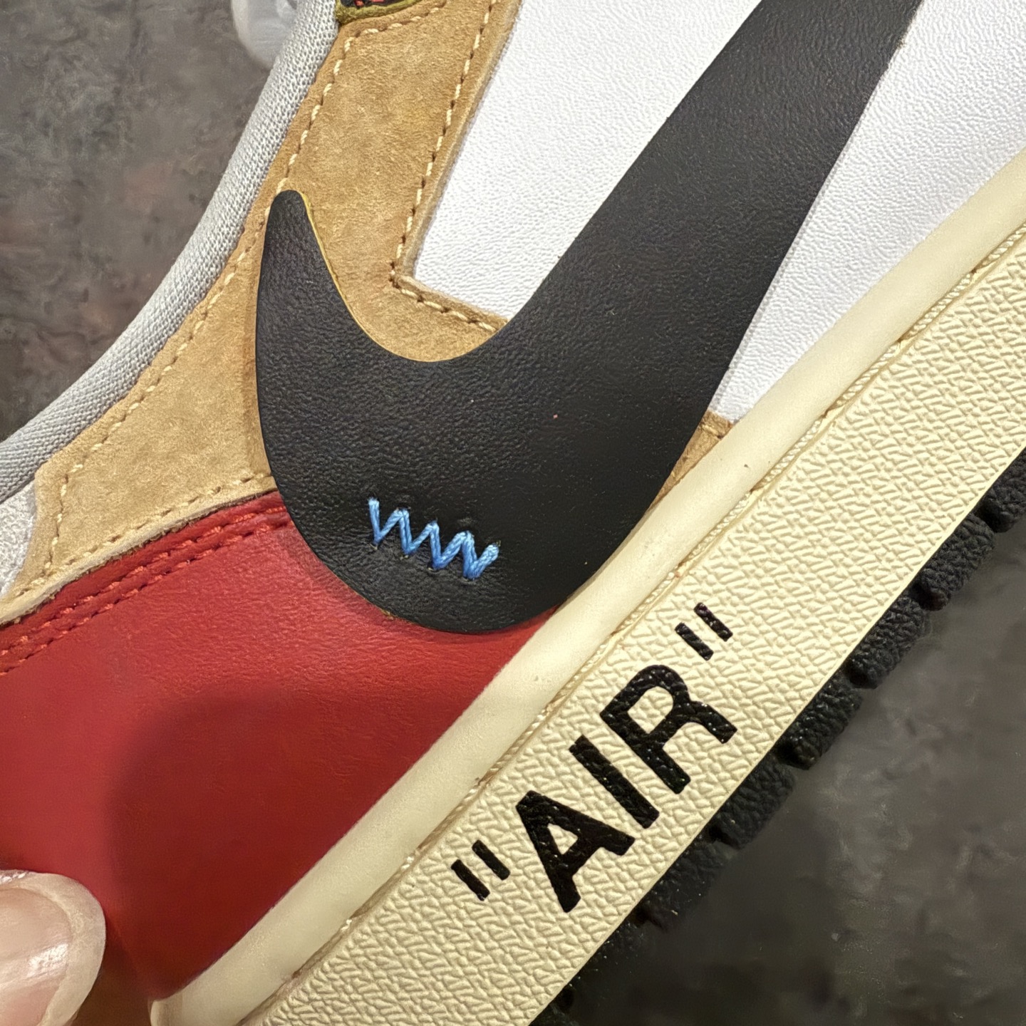 图片[3]-【原厂版】Off White x Union x Air Jordan 1 x Travis Scott AJ1 x TS联名倒钩低帮 XZ6868-005 超级强悍品质 可对比市场各大纯原版本 专业aj大厂出品 对细节的把控毋庸置疑 材料也是用最接近原鞋的头层皮料 所有地方都没有做到减配 原厂鞋楦打造完美鞋型 整体鞋型以及后跟做的弧度做的非常好 鞋带为原厂打蜡鞋带 粗细程度同步原鞋 裁片清洁度到位 无明显瑕疵毛边 免修产品 正确针车 该重针 该有尖角的地方都有做到 鞋价格非常香 转手可闭眼卖高价 到手各位就知道货有多好 绝对秒杀一切同价格货品 尺码：40-47.5-选品中心