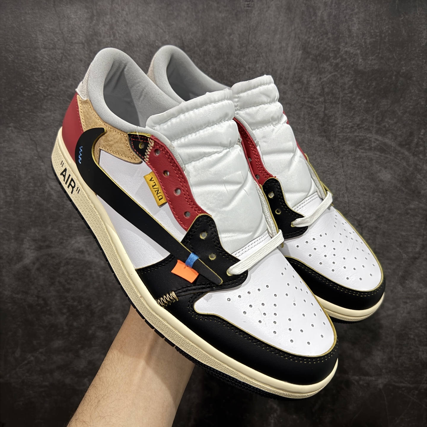 【原厂版】Off White x Union x Air Jordan 1 x Travis Scott AJ1 x TS联名倒钩低帮 XZ6868-005 超级强悍品质 可对比市场各大纯原版本 专业aj大厂出品 对细节的把控毋庸置疑 材料也是用最接近原鞋的头层皮料 所有地方都没有做到减配 原厂鞋楦打造完美鞋型 整体鞋型以及后跟做的弧度做的非常好 鞋带为原厂打蜡鞋带 粗细程度同步原鞋 裁片清洁度到位 无明显瑕疵毛边 免修产品 正确针车 该重针 该有尖角的地方都有做到 鞋价格非常香 转手可闭眼卖高价 到手各位就知道货有多好 绝对秒杀一切同价格货品 尺码：40-47.5-选品中心