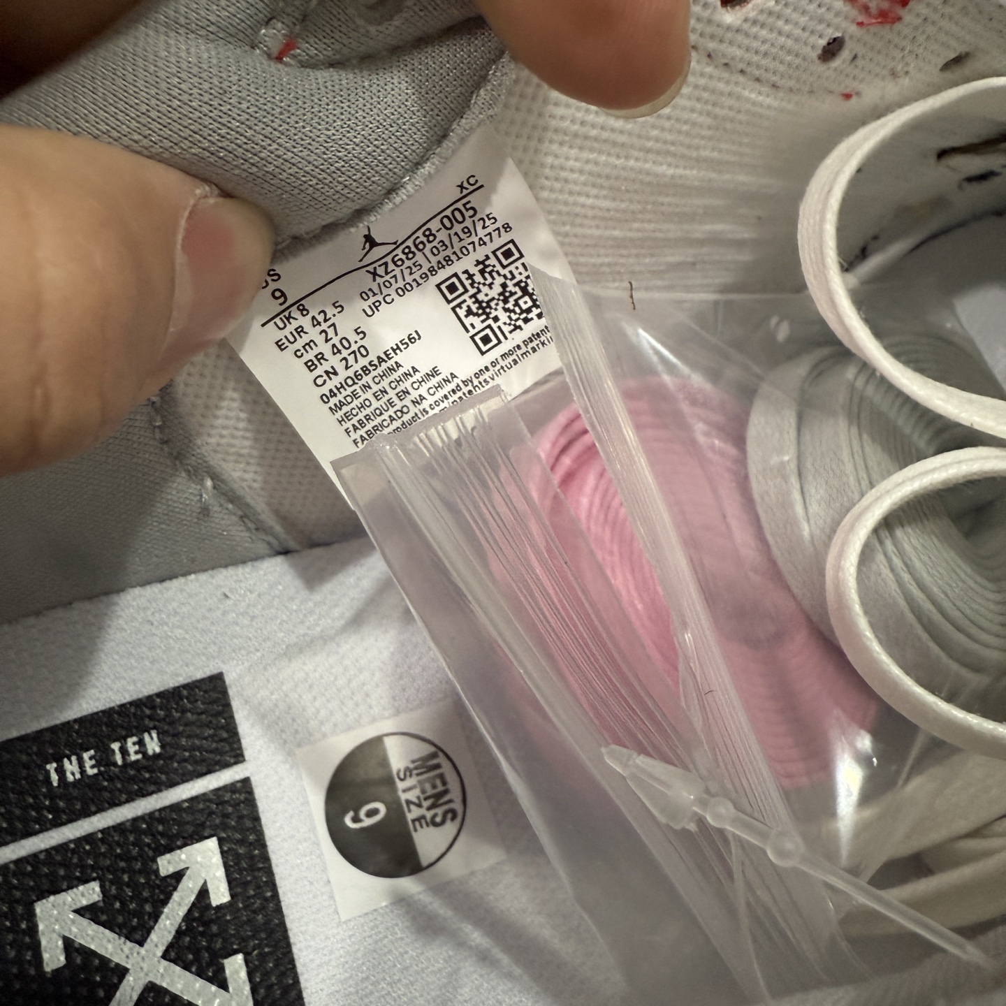 图片[7]-【原厂版】Off White x Union x Air Jordan 1 x Travis Scott AJ1 x TS联名倒钩低帮 XZ6868-005 超级强悍品质 可对比市场各大纯原版本 专业aj大厂出品 对细节的把控毋庸置疑 材料也是用最接近原鞋的头层皮料 所有地方都没有做到减配 原厂鞋楦打造完美鞋型 整体鞋型以及后跟做的弧度做的非常好 鞋带为原厂打蜡鞋带 粗细程度同步原鞋 裁片清洁度到位 无明显瑕疵毛边 免修产品 正确针车 该重针 该有尖角的地方都有做到 鞋价格非常香 转手可闭眼卖高价 到手各位就知道货有多好 绝对秒杀一切同价格货品 尺码：40-47.5-选品中心