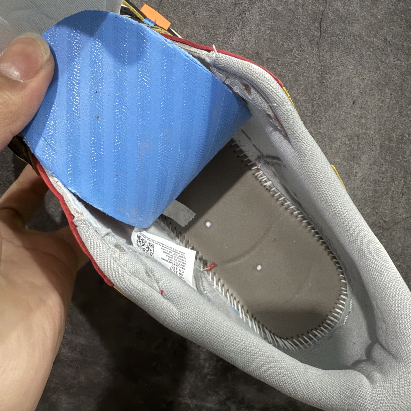 图片[8]-【原厂版】Off White x Union x Air Jordan 1 x Travis Scott AJ1 x TS联名倒钩低帮 XZ6868-005 超级强悍品质 可对比市场各大纯原版本 专业aj大厂出品 对细节的把控毋庸置疑 材料也是用最接近原鞋的头层皮料 所有地方都没有做到减配 原厂鞋楦打造完美鞋型 整体鞋型以及后跟做的弧度做的非常好 鞋带为原厂打蜡鞋带 粗细程度同步原鞋 裁片清洁度到位 无明显瑕疵毛边 免修产品 正确针车 该重针 该有尖角的地方都有做到 鞋价格非常香 转手可闭眼卖高价 到手各位就知道货有多好 绝对秒杀一切同价格货品 尺码：40-47.5-选品中心