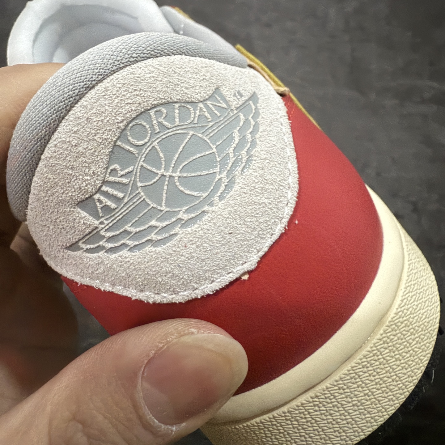 图片[2]-【原厂版】Off White x Union x Air Jordan 1 x Travis Scott AJ1 x TS联名倒钩低帮 XZ6868-005 超级强悍品质 可对比市场各大纯原版本 专业aj大厂出品 对细节的把控毋庸置疑 材料也是用最接近原鞋的头层皮料 所有地方都没有做到减配 原厂鞋楦打造完美鞋型 整体鞋型以及后跟做的弧度做的非常好 鞋带为原厂打蜡鞋带 粗细程度同步原鞋 裁片清洁度到位 无明显瑕疵毛边 免修产品 正确针车 该重针 该有尖角的地方都有做到 鞋价格非常香 转手可闭眼卖高价 到手各位就知道货有多好 绝对秒杀一切同价格货品 尺码：40-47.5-选品中心