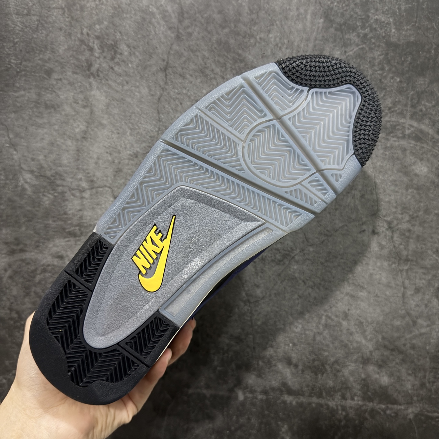 图片[9]-【原厂版】Air Jordan AJ4 Retro “Imperial Purple” 帝王紫 FV5029-500 全新升级改良 原鞋原楦原纸板同源开发 完美呈现乔4的版型 内侧正确双色网格 还原细节 原厂皮料 正确气垫颜色 正确网格工艺 正确拉帮工艺 全鞋原装材料制作 原档案原模具打造 支持全方位与正品对比 尺码：36 36.5 37.5 38 38.5 39 40 40.5 41 42 42.5 43 44 44.5 45 46 47.5-选品中心