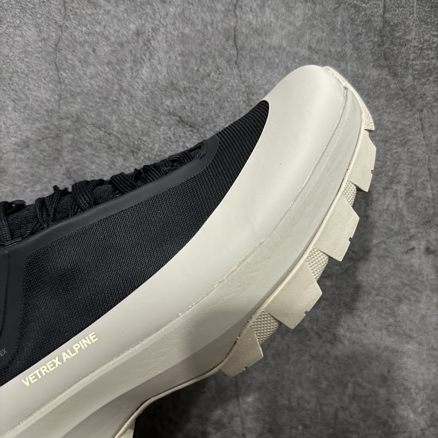 图片[6]-【公司级】Arcteryx始祖鸟 Vertex Alpine GTX M 男女情侣款低帮登山鞋 适合技术路线单日徒步穿着 aerios 鞋受到长途野外跑步鞋的启发 适合在变化的地形上进行快速轻快的徒步旅行穿着，舒适而有支撑性，鞋面更轻薄透气舒适。敏捷、稳定和技术路线上的自信源于vibram® megagrip外底、压缩eva内底以及一体的tpu 尺码：36-45-选品中心