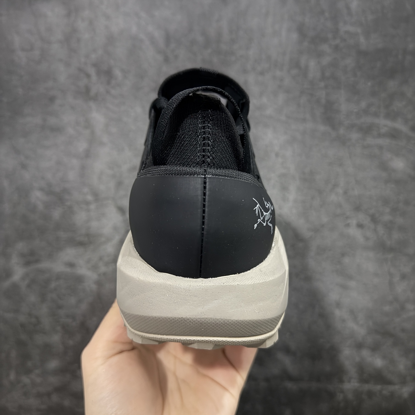 图片[4]-【公司级】Arcteryx始祖鸟 Vertex Alpine GTX M 男女情侣款低帮登山鞋 适合技术路线单日徒步穿着 aerios 鞋受到长途野外跑步鞋的启发 适合在变化的地形上进行快速轻快的徒步旅行穿着，舒适而有支撑性，鞋面更轻薄透气舒适。敏捷、稳定和技术路线上的自信源于vibram® megagrip外底、压缩eva内底以及一体的tpu 尺码：36-45-选品中心