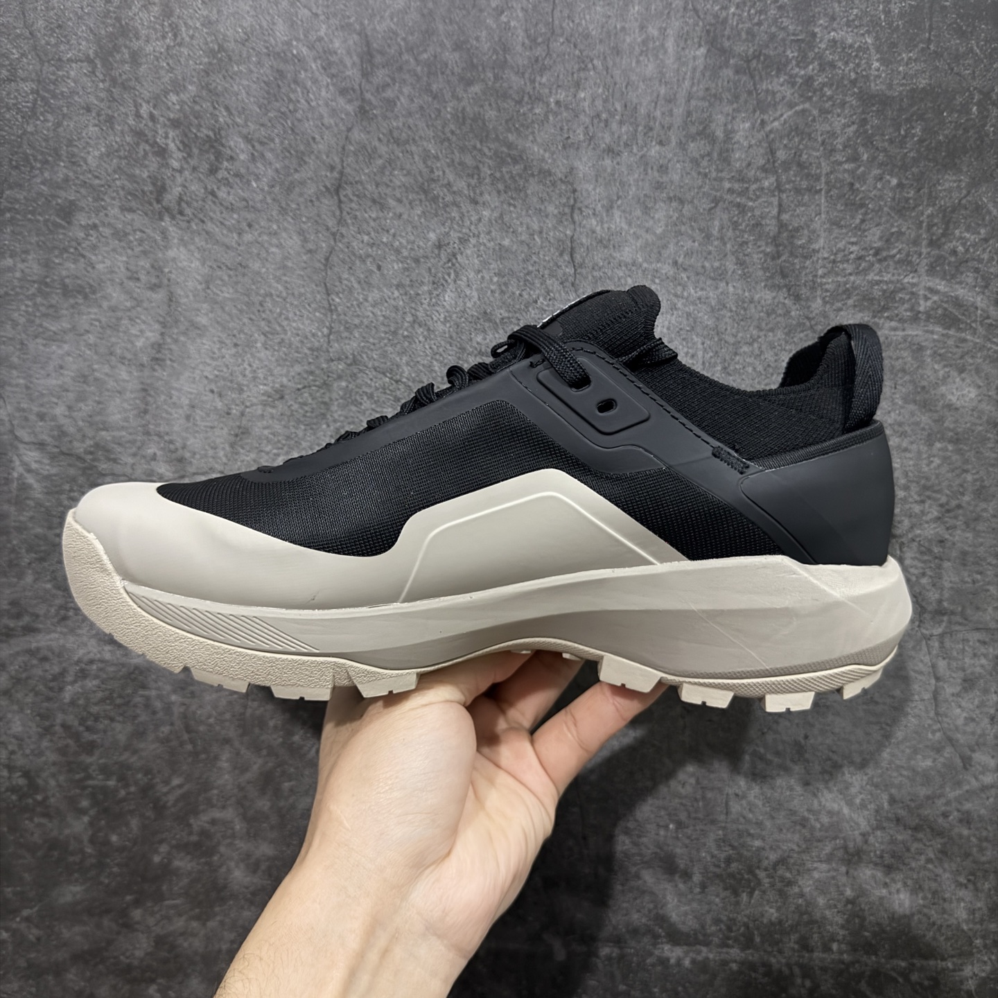 图片[2]-【公司级】Arcteryx始祖鸟 Vertex Alpine GTX M 男女情侣款低帮登山鞋 适合技术路线单日徒步穿着 aerios 鞋受到长途野外跑步鞋的启发 适合在变化的地形上进行快速轻快的徒步旅行穿着，舒适而有支撑性，鞋面更轻薄透气舒适。敏捷、稳定和技术路线上的自信源于vibram® megagrip外底、压缩eva内底以及一体的tpu 尺码：36-45-选品中心