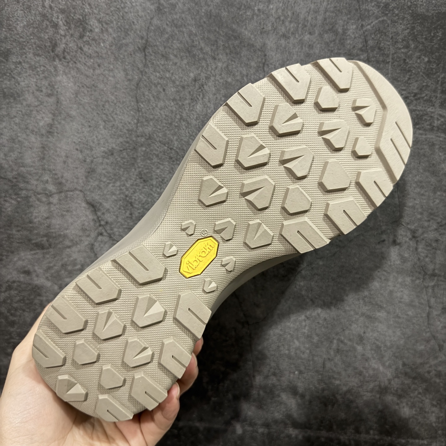 图片[9]-【公司级】Arcteryx始祖鸟 Vertex Alpine GTX M 男女情侣款低帮登山鞋 适合技术路线单日徒步穿着 aerios 鞋受到长途野外跑步鞋的启发 适合在变化的地形上进行快速轻快的徒步旅行穿着，舒适而有支撑性，鞋面更轻薄透气舒适。敏捷、稳定和技术路线上的自信源于vibram® megagrip外底、压缩eva内底以及一体的tpu 尺码：36-45-选品中心