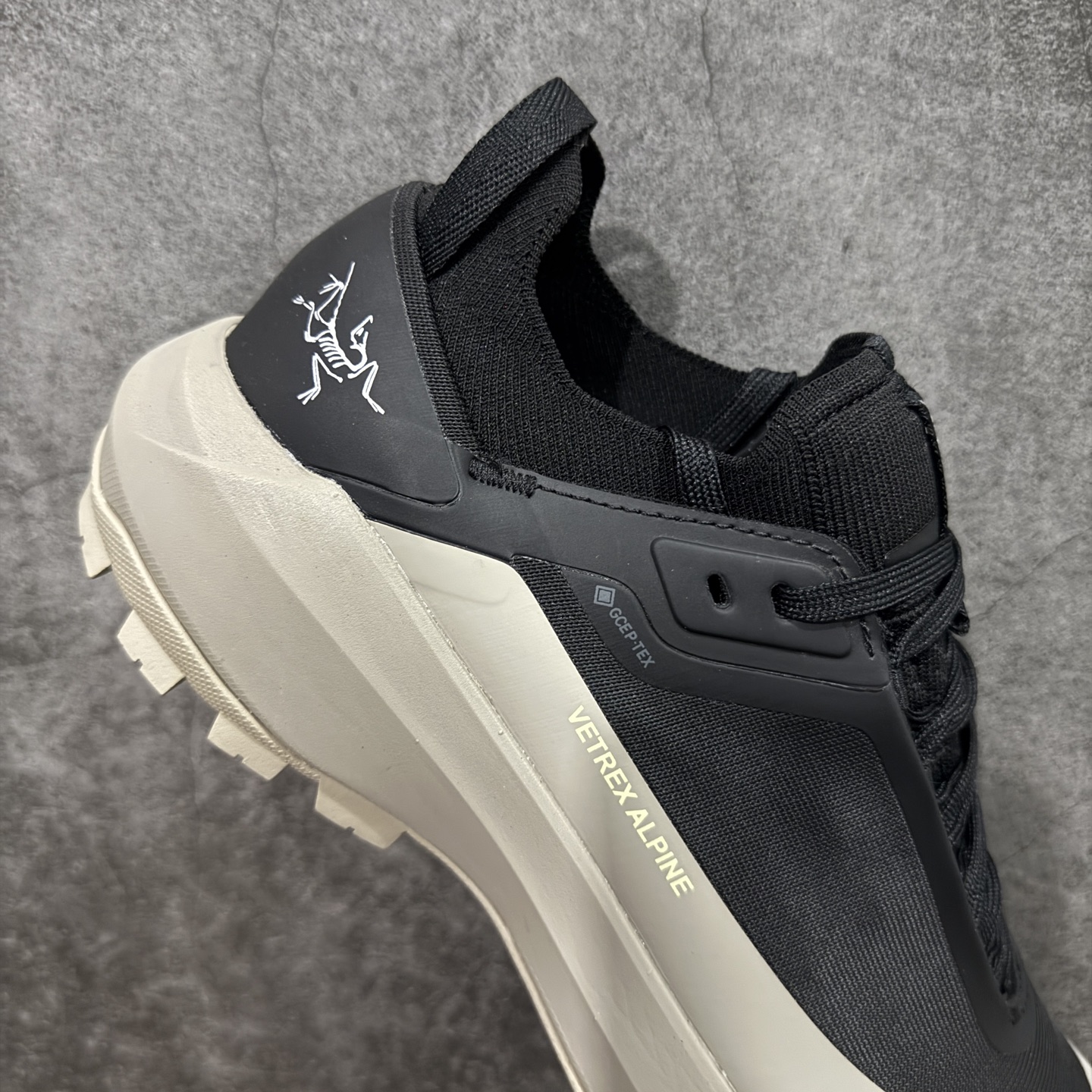 图片[7]-【公司级】Arcteryx始祖鸟 Vertex Alpine GTX M 男女情侣款低帮登山鞋 适合技术路线单日徒步穿着 aerios 鞋受到长途野外跑步鞋的启发 适合在变化的地形上进行快速轻快的徒步旅行穿着，舒适而有支撑性，鞋面更轻薄透气舒适。敏捷、稳定和技术路线上的自信源于vibram® megagrip外底、压缩eva内底以及一体的tpu 尺码：36-45-选品中心