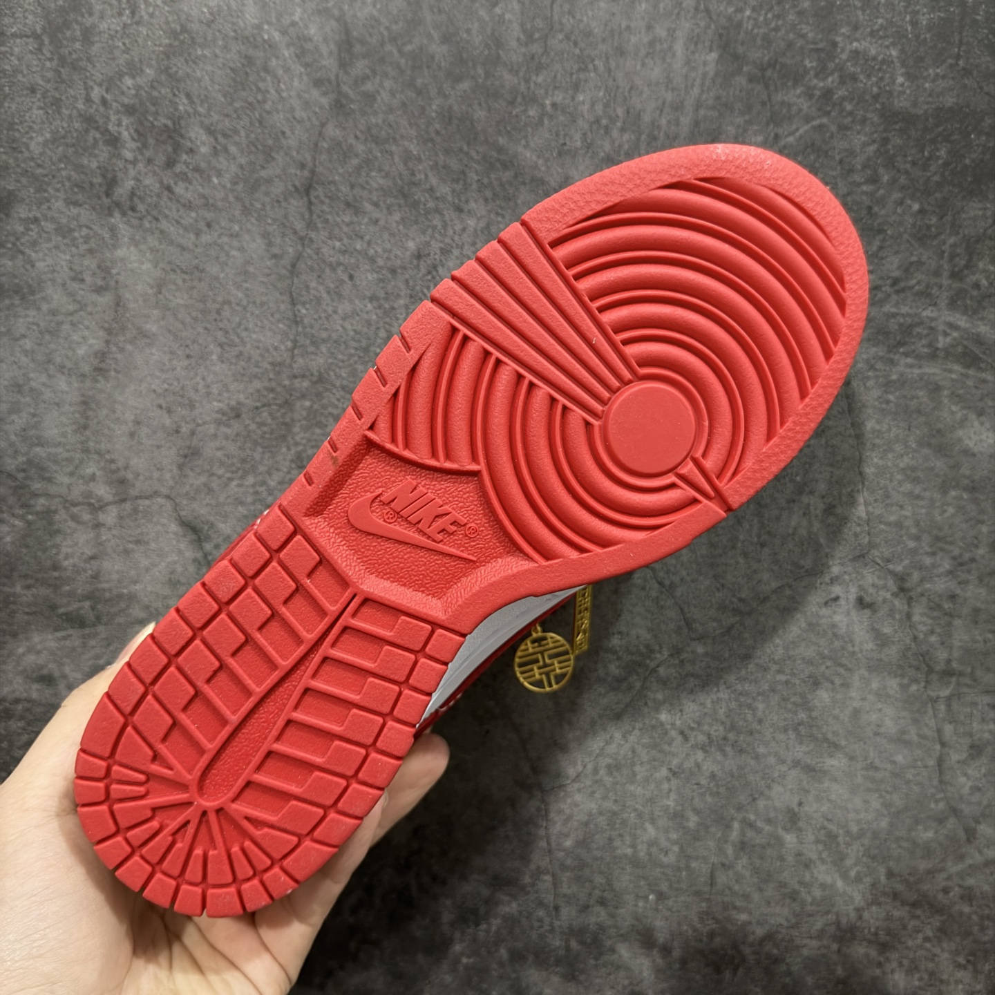 图片[9]-【纯原礼盒版本】NK Dunk Low 低帮婚鞋 锦绣良缘 货号：CU1727-100 该定制版球鞋选用原鞋款为Dunk SB系列球鞋，灵感来自中式婚庆，保留原鞋灰白红基调的基础上，叠加红色丝绒鞋带、增加整体的质感。配饰有双喜金属小挂件，再次呼应主题，呈现出中式婚礼的喜庆、庄重、雅致！鞋面金属挂件及鞋头喜字均可拆卸，同时满足婚庆和日常穿搭需求。本产品所有图片均为实物拍摄，受环境、设备影响会存在微小的色彩差异。定制球鞋均为纯手工定制，满足日常穿戴需求，穿着过程尽量避免剧烈运动和锐物划伤、避免使用高浓度的有机溶剂进行擦洗。 尺码：35.5 36 36.5 37.5 38 38.5 39 40 40.5 41 42 42.5 43 44 44.5 45 46-选品中心