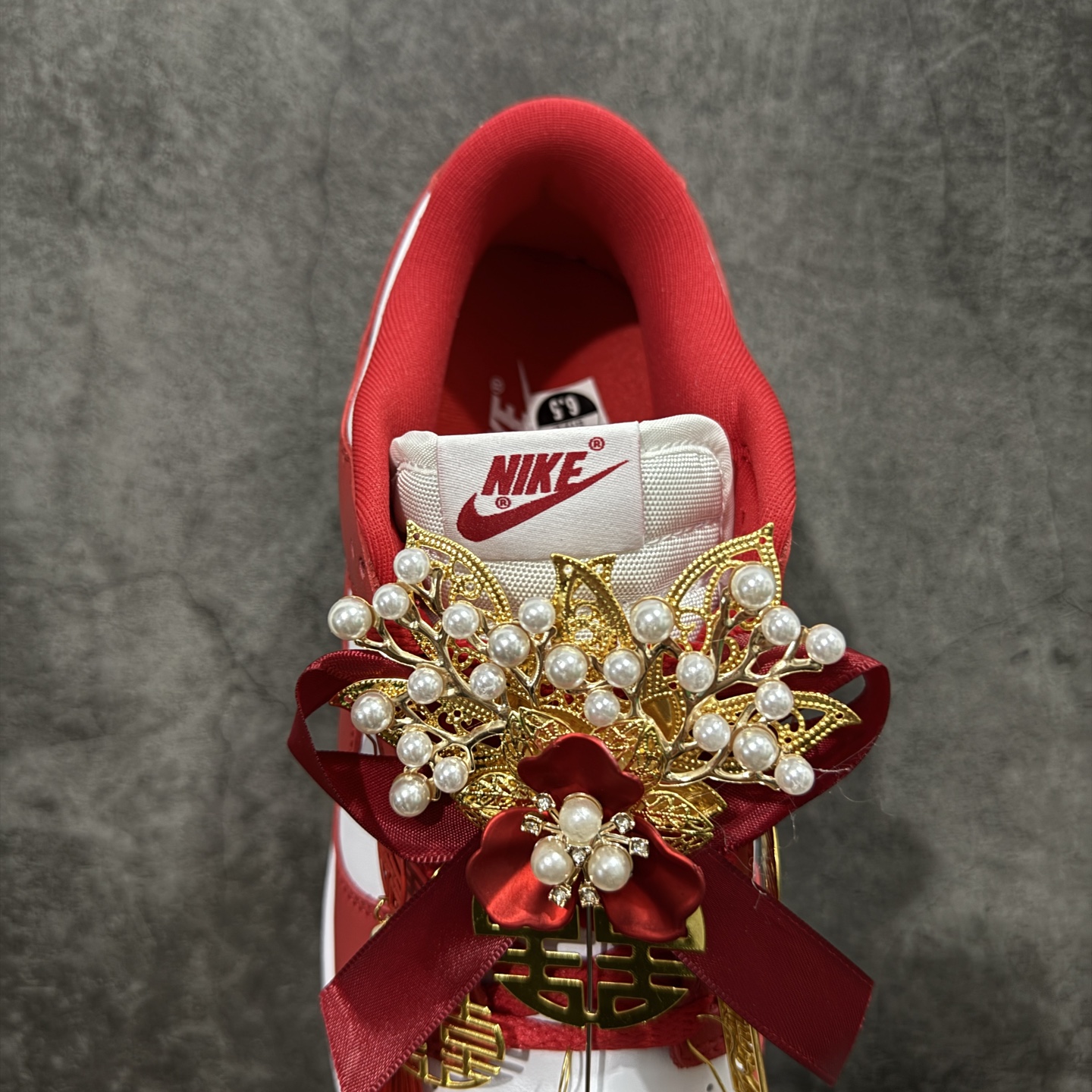 图片[8]-【纯原礼盒版本】NK Dunk Low 低帮婚鞋 锦绣良缘 货号：CU1727-100 该定制版球鞋选用原鞋款为Dunk SB系列球鞋，灵感来自中式婚庆，保留原鞋灰白红基调的基础上，叠加红色丝绒鞋带、增加整体的质感。配饰有双喜金属小挂件，再次呼应主题，呈现出中式婚礼的喜庆、庄重、雅致！鞋面金属挂件及鞋头喜字均可拆卸，同时满足婚庆和日常穿搭需求。本产品所有图片均为实物拍摄，受环境、设备影响会存在微小的色彩差异。定制球鞋均为纯手工定制，满足日常穿戴需求，穿着过程尽量避免剧烈运动和锐物划伤、避免使用高浓度的有机溶剂进行擦洗。 尺码：35.5 36 36.5 37.5 38 38.5 39 40 40.5 41 42 42.5 43 44 44.5 45 46-选品中心