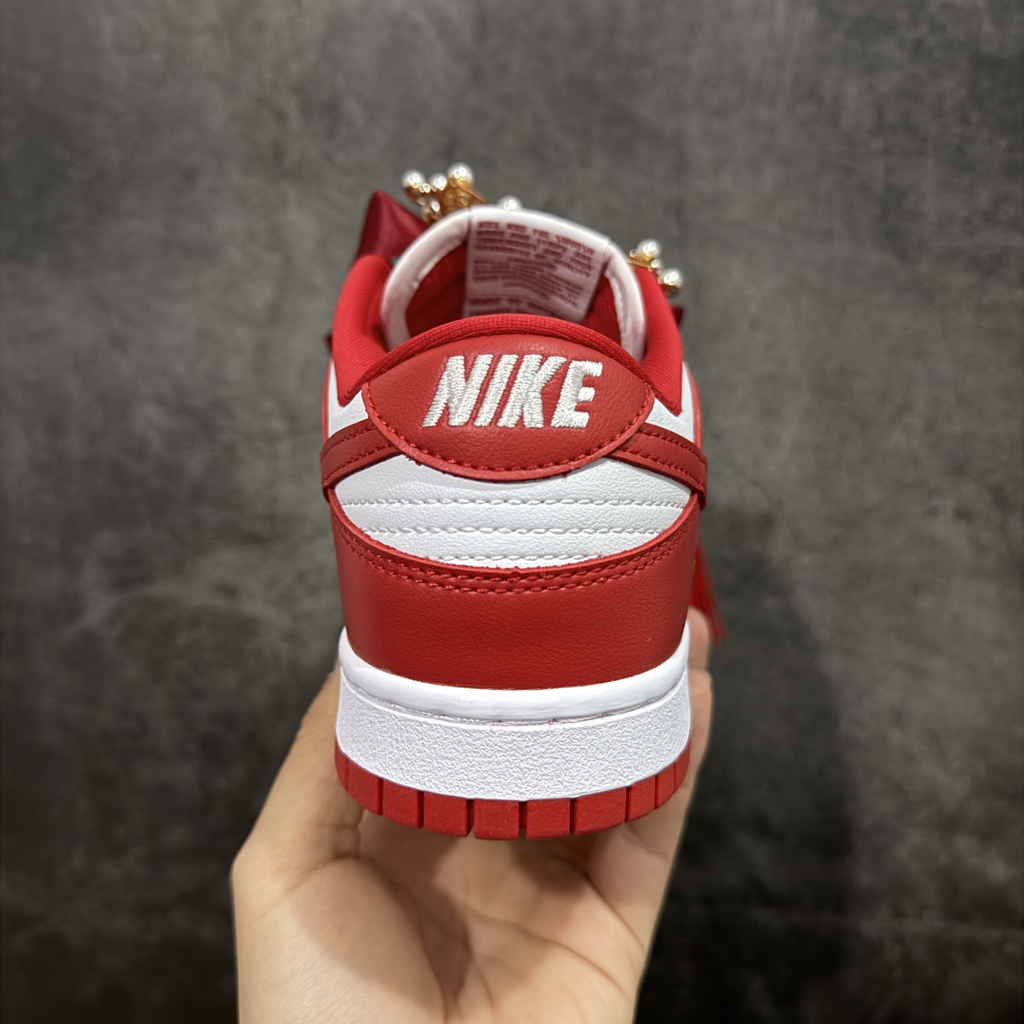 图片[4]-【纯原礼盒版本】NK Dunk Low 低帮婚鞋 锦绣良缘 货号：CU1727-100 该定制版球鞋选用原鞋款为Dunk SB系列球鞋，灵感来自中式婚庆，保留原鞋灰白红基调的基础上，叠加红色丝绒鞋带、增加整体的质感。配饰有双喜金属小挂件，再次呼应主题，呈现出中式婚礼的喜庆、庄重、雅致！鞋面金属挂件及鞋头喜字均可拆卸，同时满足婚庆和日常穿搭需求。本产品所有图片均为实物拍摄，受环境、设备影响会存在微小的色彩差异。定制球鞋均为纯手工定制，满足日常穿戴需求，穿着过程尽量避免剧烈运动和锐物划伤、避免使用高浓度的有机溶剂进行擦洗。 尺码：35.5 36 36.5 37.5 38 38.5 39 40 40.5 41 42 42.5 43 44 44.5 45 46-选品中心
