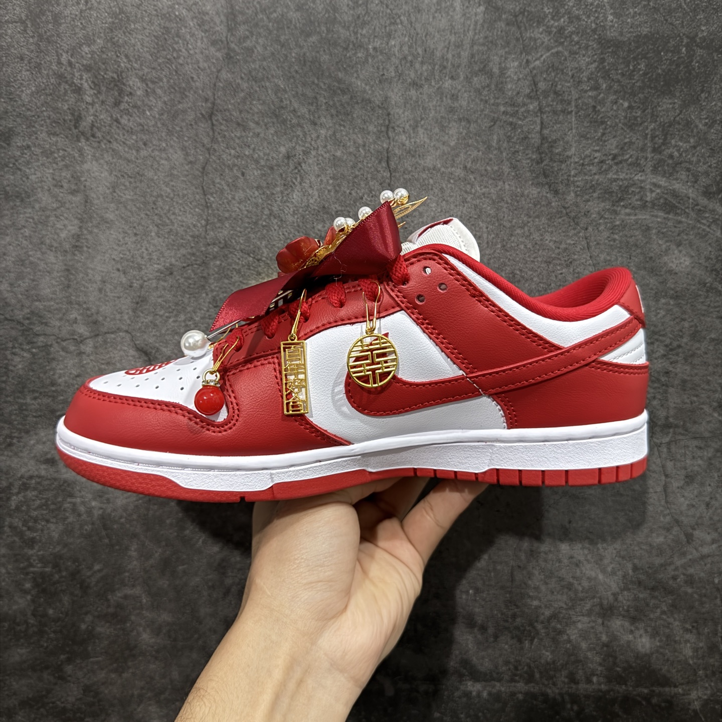 图片[2]-【纯原礼盒版本】NK Dunk Low 低帮婚鞋 锦绣良缘 货号：CU1727-100 该定制版球鞋选用原鞋款为Dunk SB系列球鞋，灵感来自中式婚庆，保留原鞋灰白红基调的基础上，叠加红色丝绒鞋带、增加整体的质感。配饰有双喜金属小挂件，再次呼应主题，呈现出中式婚礼的喜庆、庄重、雅致！鞋面金属挂件及鞋头喜字均可拆卸，同时满足婚庆和日常穿搭需求。本产品所有图片均为实物拍摄，受环境、设备影响会存在微小的色彩差异。定制球鞋均为纯手工定制，满足日常穿戴需求，穿着过程尽量避免剧烈运动和锐物划伤、避免使用高浓度的有机溶剂进行擦洗。 尺码：35.5 36 36.5 37.5 38 38.5 39 40 40.5 41 42 42.5 43 44 44.5 45 46-选品中心