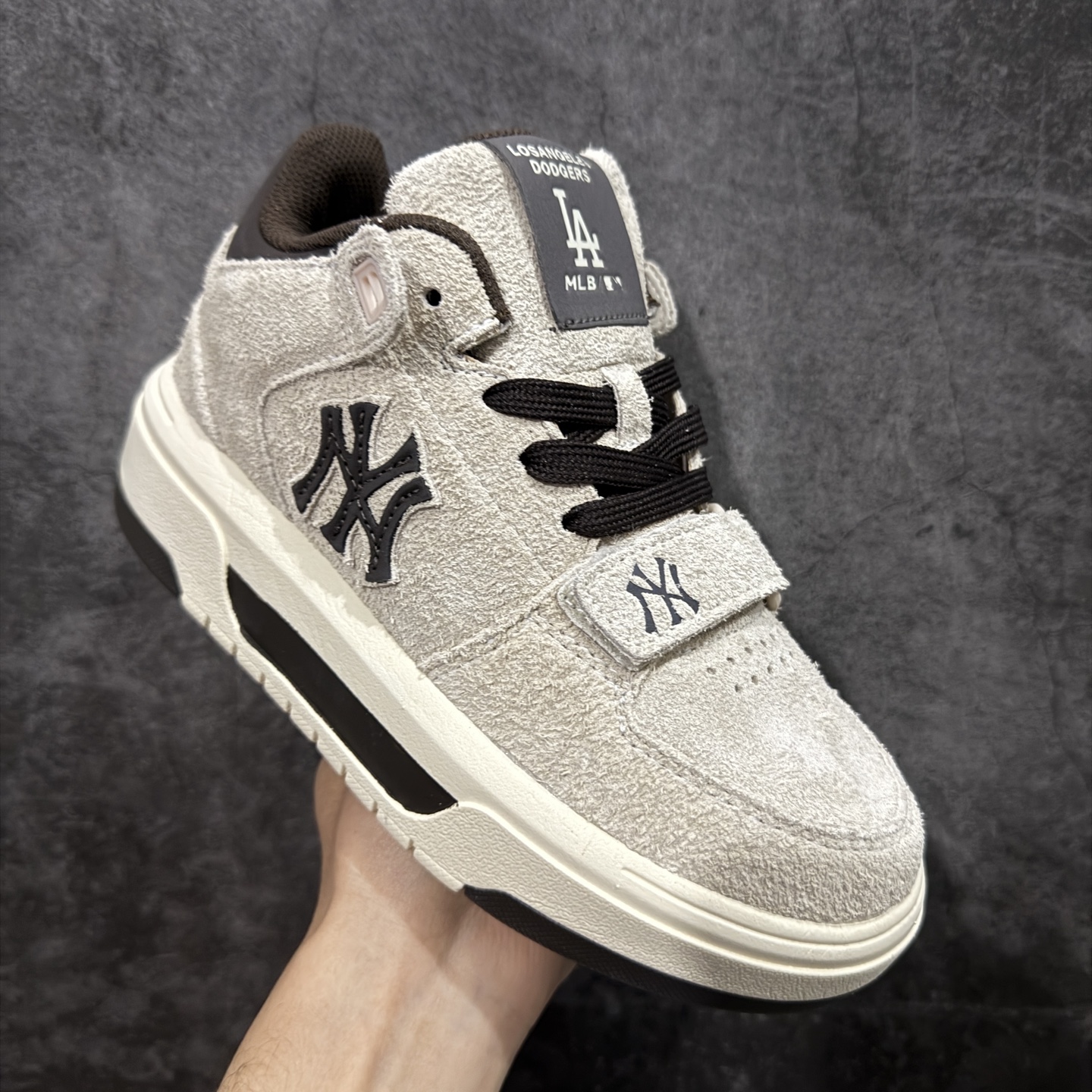 图片[3]-【纯原版】韩国洋基队NY大标潮流老爹鞋 MLB小白鞋市面上唯一顶级纯原版本 原材料打造 原楦原档案数据开发版型 完美鞋头弧度/后套收口效果🆚市面文案版本‼️ 原厂立体填充鞋舌海绵 中底注胶孔原数据开发模具大底 原厂转印标 保证不掉字 内增高6cm 原厂1：1模具开发 原厂进口纳米材质 原厂 全套手提袋 原盒雷射防伪标包装 天猫订单品质 官网尺码 35-45-选品中心
