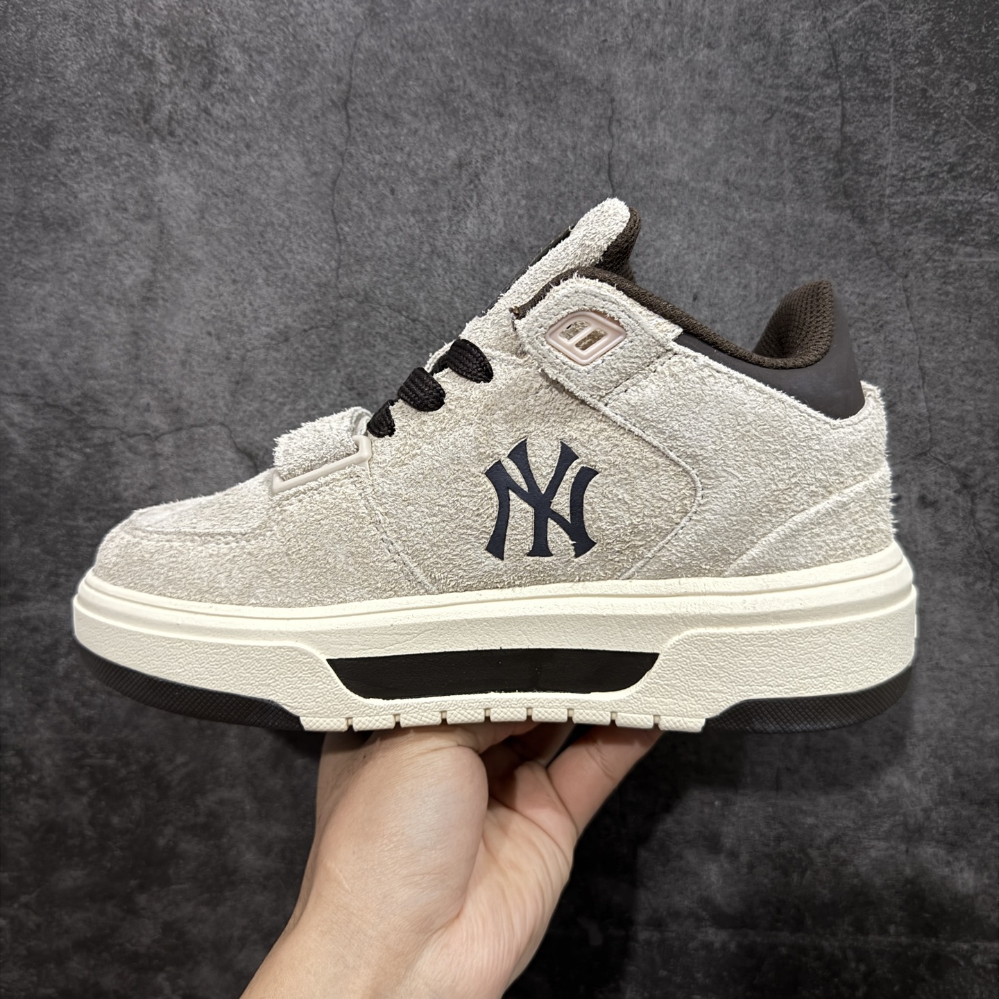 图片[2]-【纯原版】韩国洋基队NY大标潮流老爹鞋 MLB小白鞋市面上唯一顶级纯原版本 原材料打造 原楦原档案数据开发版型 完美鞋头弧度/后套收口效果🆚市面文案版本‼️ 原厂立体填充鞋舌海绵 中底注胶孔原数据开发模具大底 原厂转印标 保证不掉字 内增高6cm 原厂1：1模具开发 原厂进口纳米材质 原厂 全套手提袋 原盒雷射防伪标包装 天猫订单品质 官网尺码 35-45-选品中心