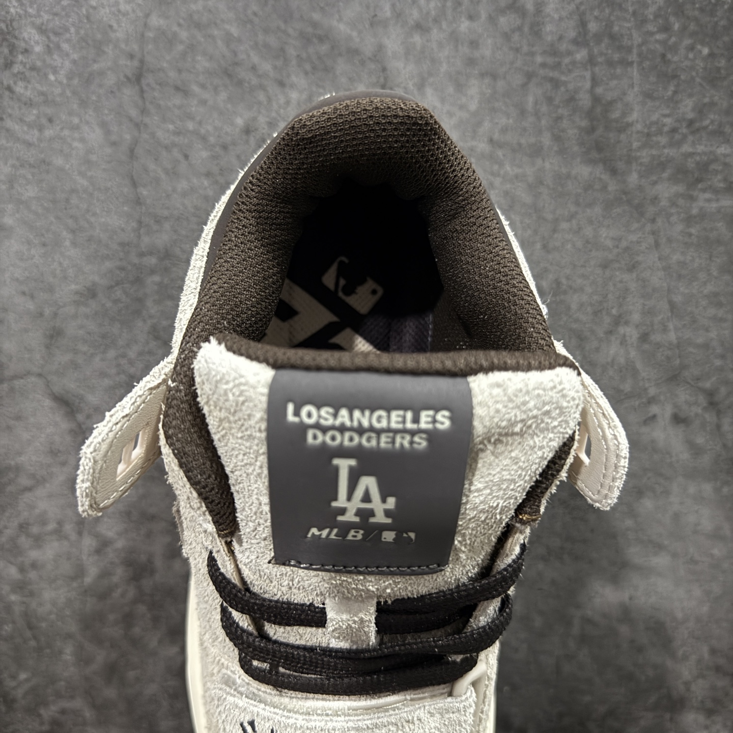 图片[8]-【纯原版】韩国洋基队NY大标潮流老爹鞋 MLB小白鞋市面上唯一顶级纯原版本 原材料打造 原楦原档案数据开发版型 完美鞋头弧度/后套收口效果🆚市面文案版本‼️ 原厂立体填充鞋舌海绵 中底注胶孔原数据开发模具大底 原厂转印标 保证不掉字 内增高6cm 原厂1：1模具开发 原厂进口纳米材质 原厂 全套手提袋 原盒雷射防伪标包装 天猫订单品质 官网尺码 35-45-选品中心