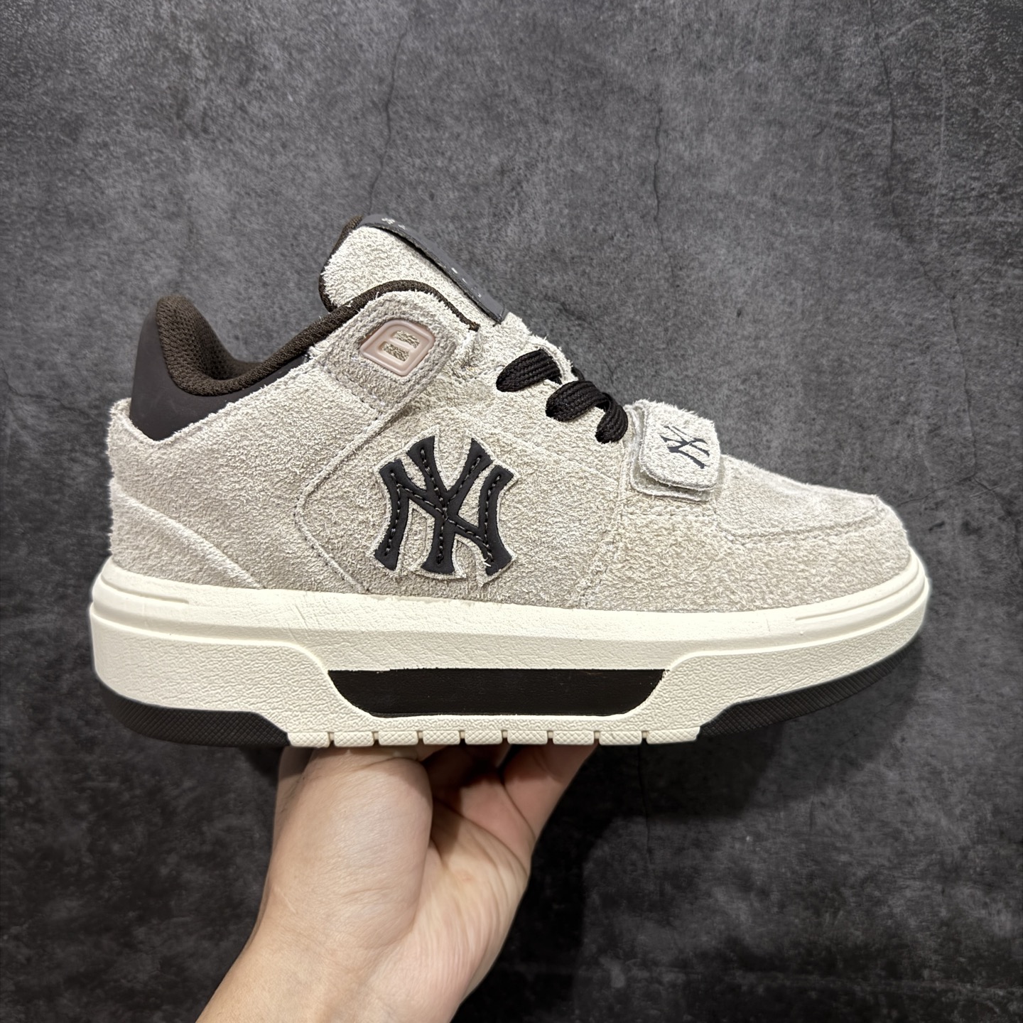 【纯原版】韩国洋基队NY大标潮流老爹鞋 MLB小白鞋市面上唯一顶级纯原版本 原材料打造 原楦原档案数据开发版型 完美鞋头弧度/后套收口效果🆚市面文案版本‼️ 原厂立体填充鞋舌海绵 中底注胶孔原数据开发模具大底 原厂转印标 保证不掉字 内增高6cm 原厂1:1模具开发 原厂进口纳米材质 原厂 全套手提袋 原盒雷射防伪标包装 天猫订单品质 官网尺码 35-45-选品中心