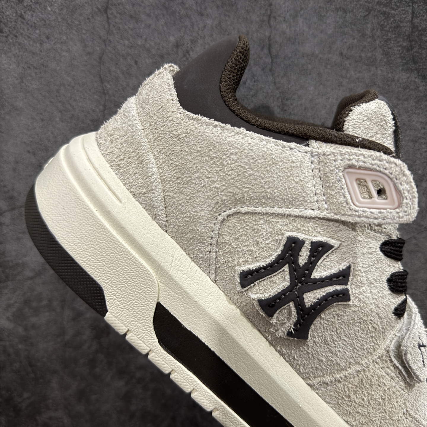 图片[7]-【纯原版】韩国洋基队NY大标潮流老爹鞋 MLB小白鞋市面上唯一顶级纯原版本 原材料打造 原楦原档案数据开发版型 完美鞋头弧度/后套收口效果🆚市面文案版本‼️ 原厂立体填充鞋舌海绵 中底注胶孔原数据开发模具大底 原厂转印标 保证不掉字 内增高6cm 原厂1：1模具开发 原厂进口纳米材质 原厂 全套手提袋 原盒雷射防伪标包装 天猫订单品质 官网尺码 35-45-选品中心