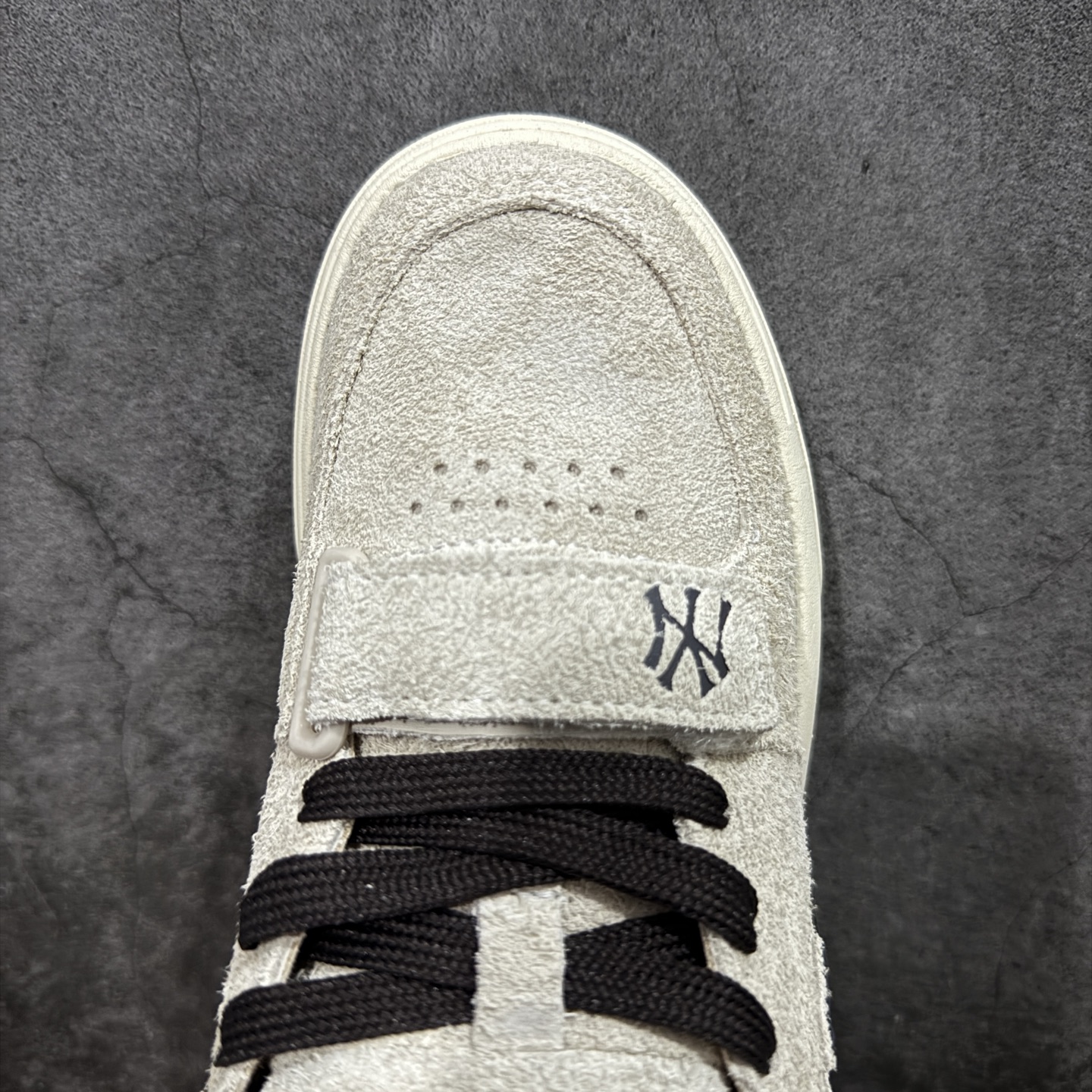 图片[5]-【纯原版】韩国洋基队NY大标潮流老爹鞋 MLB小白鞋市面上唯一顶级纯原版本 原材料打造 原楦原档案数据开发版型 完美鞋头弧度/后套收口效果🆚市面文案版本‼️ 原厂立体填充鞋舌海绵 中底注胶孔原数据开发模具大底 原厂转印标 保证不掉字 内增高6cm 原厂1：1模具开发 原厂进口纳米材质 原厂 全套手提袋 原盒雷射防伪标包装 天猫订单品质 官网尺码 35-45-选品中心