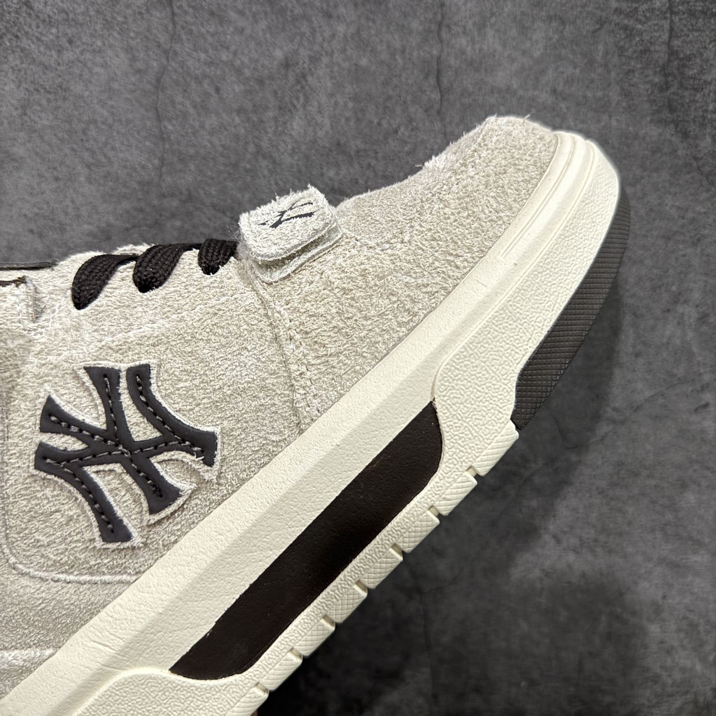 图片[6]-【纯原版】韩国洋基队NY大标潮流老爹鞋 MLB小白鞋市面上唯一顶级纯原版本 原材料打造 原楦原档案数据开发版型 完美鞋头弧度/后套收口效果🆚市面文案版本‼️ 原厂立体填充鞋舌海绵 中底注胶孔原数据开发模具大底 原厂转印标 保证不掉字 内增高6cm 原厂1：1模具开发 原厂进口纳米材质 原厂 全套手提袋 原盒雷射防伪标包装 天猫订单品质 官网尺码 35-45-选品中心