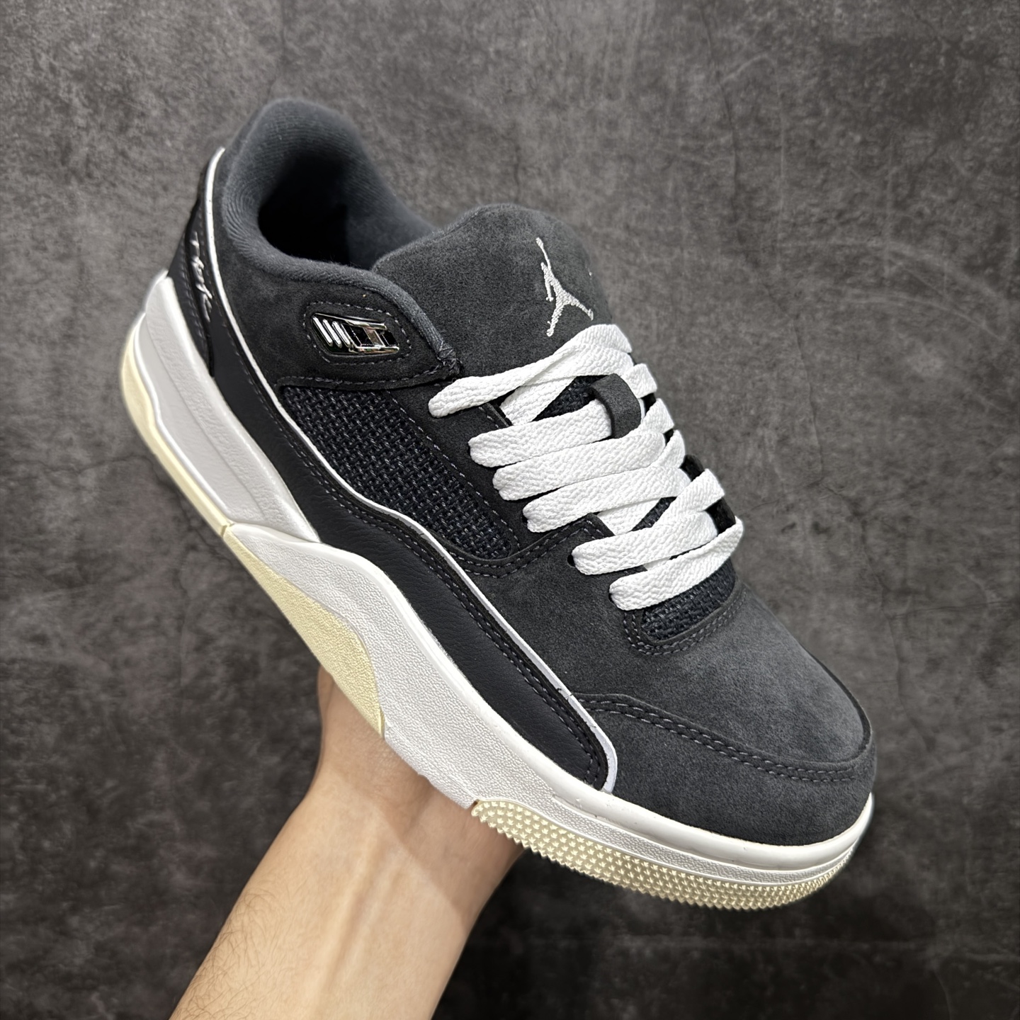 图片[3]-【纯原版】Air Jordan Retro Flight Court SP低帮 AJ低邦 乔丹篮球鞋系列 目前市场最正确版本 头层翻毛＋头层皮 区别市场通货 正确针织鞋码效果 版型完美 正确私模大底 鞋款整体以翻毛皮打造，搭配侧身头层皮面框架，鞋舌及后跟Jumpman Logo分别采用刺绣点缀，后跟侧身Flighth字样也辅以刺绣呈现，秉承轻量化的速度型篮球鞋设计思想完成设计，降低重量的同时提升舒适度，中底延续前作使用了分离式后掌可视化Air Soleb气垫。鞋带孔和后跟鞋提以籃网为造型灵感，将篮球运动巧妙融入到鞋款的设计之中，使鞋身整体富有流动性、节奏感和优雅气质。 货号：HF3255-002 尺码：36 36.5 37.5 38 38.5 39 40 40.5 41 42 42.5 43 44 44.5 45-选品中心