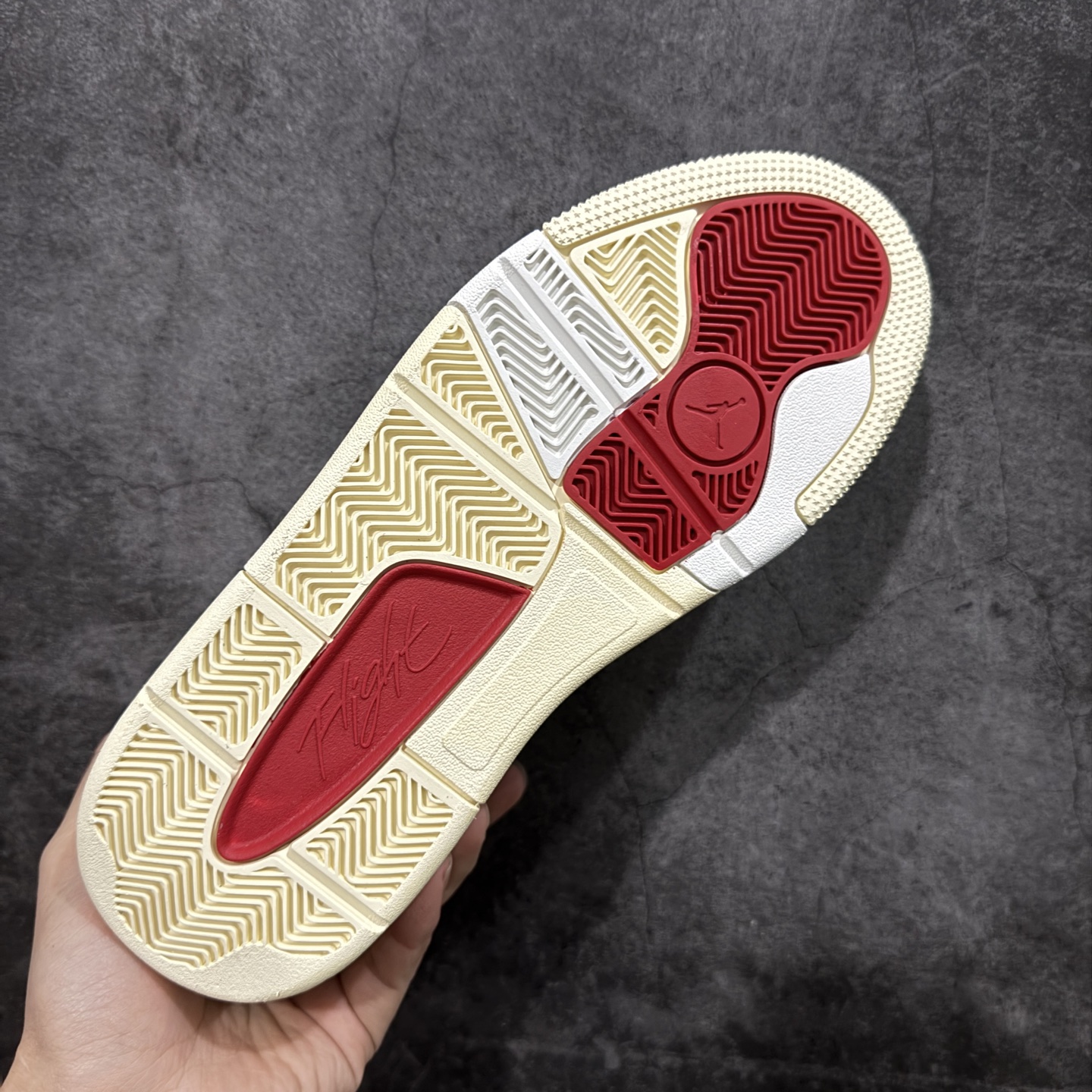 图片[9]-【纯原版】Air Jordan Retro Flight Court SP低帮 AJ低邦 乔丹篮球鞋系列 目前市场最正确版本 头层翻毛＋头层皮 区别市场通货 正确针织鞋码效果 版型完美 正确私模大底 鞋款整体以翻毛皮打造，搭配侧身头层皮面框架，鞋舌及后跟Jumpman Logo分别采用刺绣点缀，后跟侧身Flighth字样也辅以刺绣呈现，秉承轻量化的速度型篮球鞋设计思想完成设计，降低重量的同时提升舒适度，中底延续前作使用了分离式后掌可视化Air Soleb气垫。鞋带孔和后跟鞋提以籃网为造型灵感，将篮球运动巧妙融入到鞋款的设计之中，使鞋身整体富有流动性、节奏感和优雅气质。 货号：HF3255-002 尺码：36 36.5 37.5 38 38.5 39 40 40.5 41 42 42.5 43 44 44.5 45-选品中心