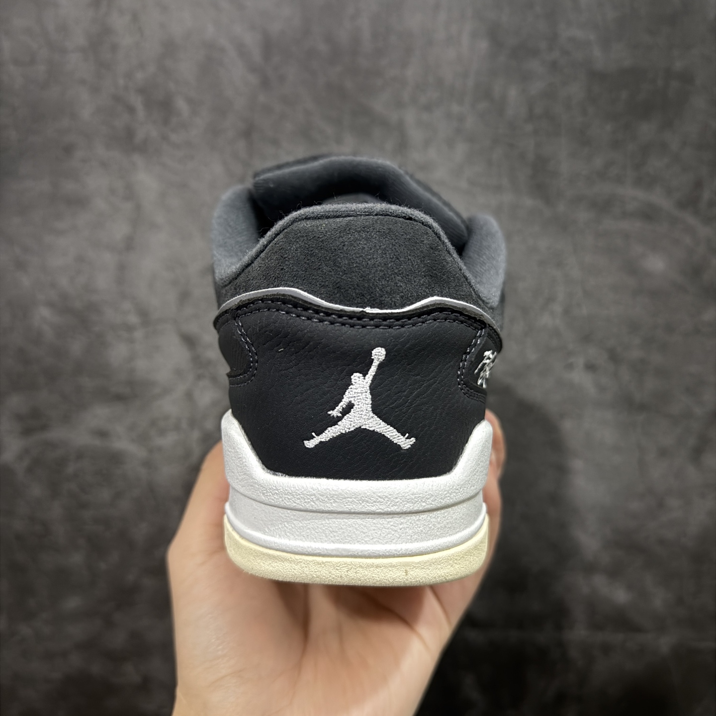 图片[4]-【纯原版】Air Jordan Retro Flight Court SP低帮 AJ低邦 乔丹篮球鞋系列 目前市场最正确版本 头层翻毛＋头层皮 区别市场通货 正确针织鞋码效果 版型完美 正确私模大底 鞋款整体以翻毛皮打造，搭配侧身头层皮面框架，鞋舌及后跟Jumpman Logo分别采用刺绣点缀，后跟侧身Flighth字样也辅以刺绣呈现，秉承轻量化的速度型篮球鞋设计思想完成设计，降低重量的同时提升舒适度，中底延续前作使用了分离式后掌可视化Air Soleb气垫。鞋带孔和后跟鞋提以籃网为造型灵感，将篮球运动巧妙融入到鞋款的设计之中，使鞋身整体富有流动性、节奏感和优雅气质。 货号：HF3255-002 尺码：36 36.5 37.5 38 38.5 39 40 40.5 41 42 42.5 43 44 44.5 45-选品中心