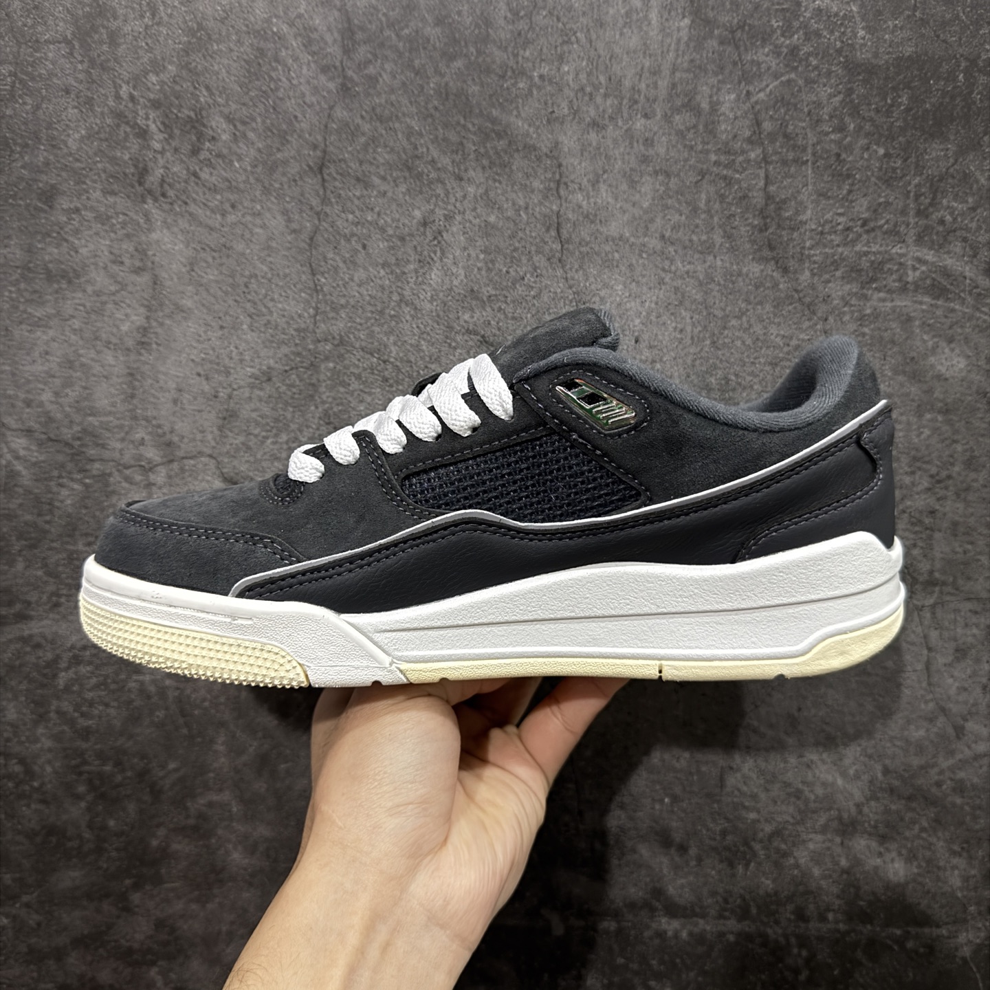 图片[2]-【纯原版】Air Jordan Retro Flight Court SP低帮 AJ低邦 乔丹篮球鞋系列 目前市场最正确版本 头层翻毛＋头层皮 区别市场通货 正确针织鞋码效果 版型完美 正确私模大底 鞋款整体以翻毛皮打造，搭配侧身头层皮面框架，鞋舌及后跟Jumpman Logo分别采用刺绣点缀，后跟侧身Flighth字样也辅以刺绣呈现，秉承轻量化的速度型篮球鞋设计思想完成设计，降低重量的同时提升舒适度，中底延续前作使用了分离式后掌可视化Air Soleb气垫。鞋带孔和后跟鞋提以籃网为造型灵感，将篮球运动巧妙融入到鞋款的设计之中，使鞋身整体富有流动性、节奏感和优雅气质。 货号：HF3255-002 尺码：36 36.5 37.5 38 38.5 39 40 40.5 41 42 42.5 43 44 44.5 45-选品中心