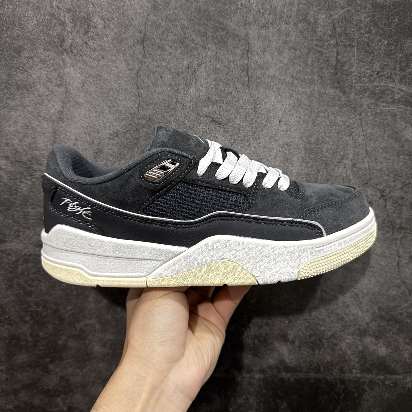 【纯原版】Air Jordan Retro Flight Court SP低帮 AJ低邦 乔丹篮球鞋系列 目前市场最正确版本 头层翻毛＋头层皮 区别市场通货 正确针织鞋码效果 版型完美 正确私模大底 鞋款整体以翻毛皮打造，搭配侧身头层皮面框架，鞋舌及后跟Jumpman Logo分别采用刺绣点缀，后跟侧身Flighth字样也辅以刺绣呈现，秉承轻量化的速度型篮球鞋设计思想完成设计，降低重量的同时提升舒适度，中底延续前作使用了分离式后掌可视化Air Soleb气垫。鞋带孔和后跟鞋提以籃网为造型灵感，将篮球运动巧妙融入到鞋款的设计之中，使鞋身整体富有流动性、节奏感和优雅气质。 货号：HF3255-002 尺码：36 36.5 37.5 38 38.5 39 40 40.5 41 42 42.5 43 44 44.5 45-选品中心