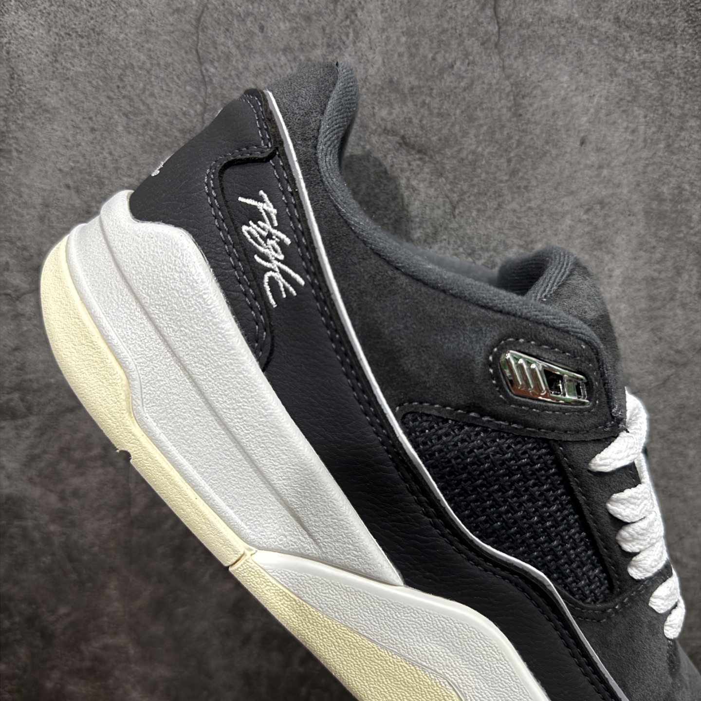 图片[7]-【纯原版】Air Jordan Retro Flight Court SP低帮 AJ低邦 乔丹篮球鞋系列 目前市场最正确版本 头层翻毛＋头层皮 区别市场通货 正确针织鞋码效果 版型完美 正确私模大底 鞋款整体以翻毛皮打造，搭配侧身头层皮面框架，鞋舌及后跟Jumpman Logo分别采用刺绣点缀，后跟侧身Flighth字样也辅以刺绣呈现，秉承轻量化的速度型篮球鞋设计思想完成设计，降低重量的同时提升舒适度，中底延续前作使用了分离式后掌可视化Air Soleb气垫。鞋带孔和后跟鞋提以籃网为造型灵感，将篮球运动巧妙融入到鞋款的设计之中，使鞋身整体富有流动性、节奏感和优雅气质。 货号：HF3255-002 尺码：36 36.5 37.5 38 38.5 39 40 40.5 41 42 42.5 43 44 44.5 45-选品中心