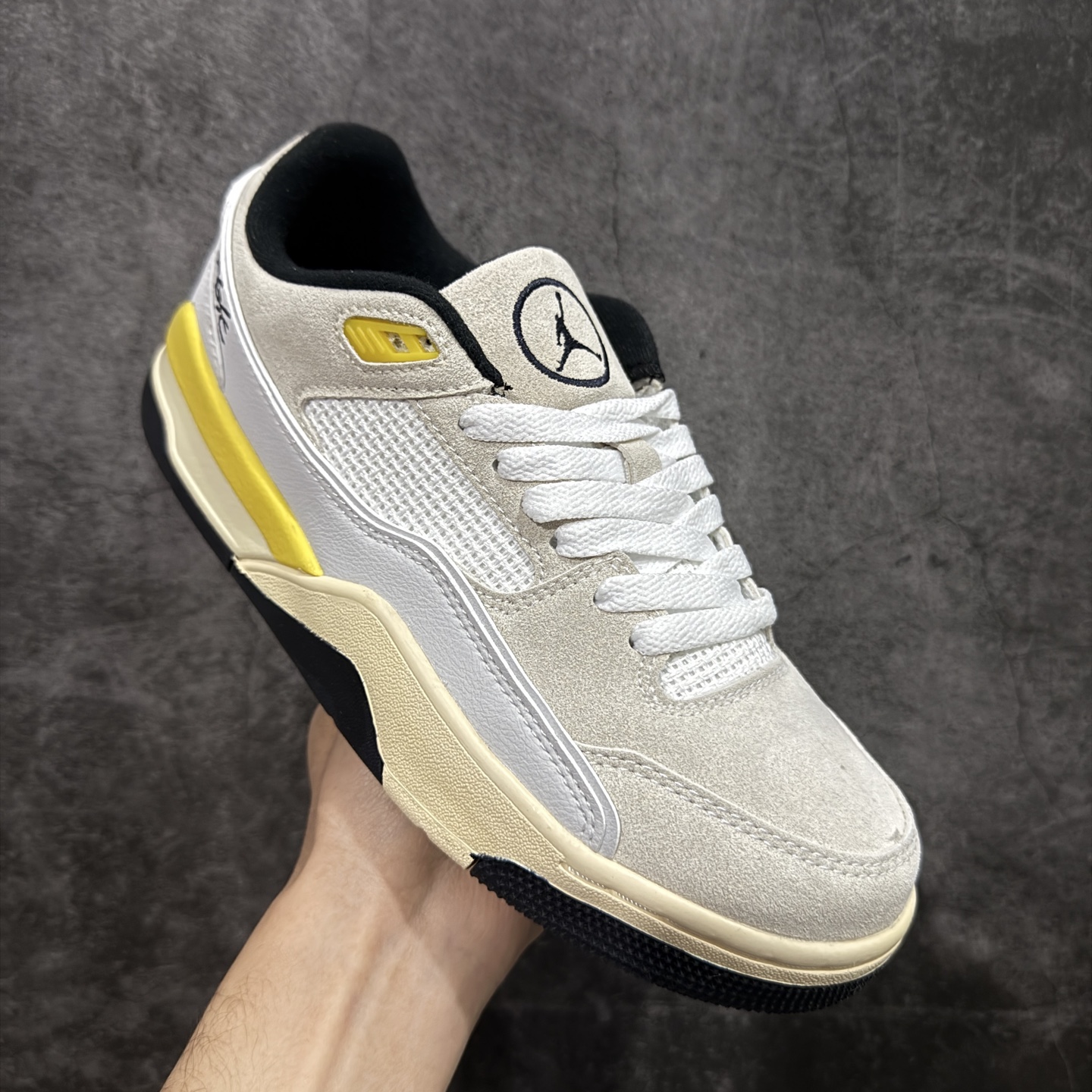 图片[3]-【纯原版】Air Jordan Retro Flight Court SP低帮 AJ低邦 乔丹篮球鞋系列 目前市场最正确版本 头层翻毛＋头层皮 区别市场通货 正确针织鞋码效果 版型完美 正确私模大底 鞋款整体以翻毛皮打造，搭配侧身头层皮面框架，鞋舌及后跟Jumpman Logo分别采用刺绣点缀，后跟侧身Flighth字样也辅以刺绣呈现，秉承轻量化的速度型篮球鞋设计思想完成设计，降低重量的同时提升舒适度，中底延续前作使用了分离式后掌可视化Air Soleb气垫。鞋带孔和后跟鞋提以籃网为造型灵感，将篮球运动巧妙融入到鞋款的设计之中，使鞋身整体富有流动性、节奏感和优雅气质。 货号：IB8838-107 尺码：36 36.5 37.5 38 38.5 39 40 40.5 41 42 42.5 43 44 44.5 45-选品中心